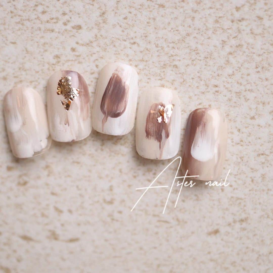 sapporo nail 【 Aster 】さんのインスタグラム写真 - (sapporo nail 【 Aster 】Instagram)「こんにちは(^^)Asterのseinaです🌟 . ⌘ NEW design ⌘ . 滲みがかわいいデザイン🎶 肌に馴染みにくい白系マットカラーですが  ブラウンと滲み効果で 肌馴染みが良くなります😊 . 【 seina担当 】 . . . . . . ネイルサロンに行ったけど 『根元の隙間が気になる…』『ハジまで塗れてない…』 というお悩みがあった方は、ぜひ☺️ . . ---------------------------------------------------------- . .  Asterは美容室【DILL 大通り店】の併設サロンです🎶  美容室DILLアカウントはこちら💁‍♀️↓ @dill_sapporo .  Asterマツエクアカウントはこちら💁‍♀️↓ @aster_eyelash . ___________________________________________________ . ご予約はLINEで🙆‍♀️ → @zzr4693w @も込みで検索お願いします。 . ___________________________________________________ . .  #札幌ネイルサロン#札幌ネイリスト #札幌 #札幌ネイル #夏ネイル #ニュアンスネイル #ネイル #アートネイル #フィルイン #札幌ドームフィルイン #ワンカラーネイル #シンプルネイル #クリアネイル #タイルネイル #狸小路 #大通り公園 #シースルーネイル #アシメネイル #個性派ネイル #アートネイル#冬ネイル#札幌カフェ#札幌グルメ#ドライフラワーのある暮らし#ワイヤーネイル#宝石ネイル札幌#宝石カットネイル#水彩ネイル#札幌ニュアンスネイル#トリックシート#西18丁目ネイルサロン」6月13日 13時15分 - seina.kato___