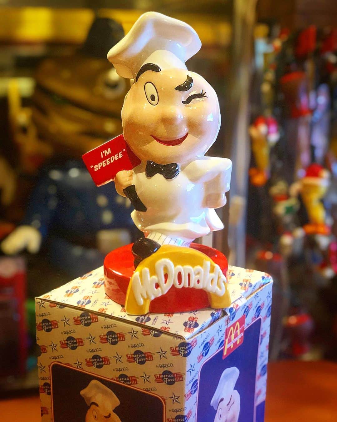大川知英のインスタグラム：「2000's Macdonald's & the Speedee ceramic coinbank🇺🇸 顔は機関車トーマスに出てきそうな イカしたウィンクフェイス👨🏽‍✈️うぴー🤡 #mcdonalds #speedee#ceramic#coinbank #箱付き#機関車トーマスに出てきそうな顔 #陶器#夜な夜なの撮影#amecajiboys #takatsubase」