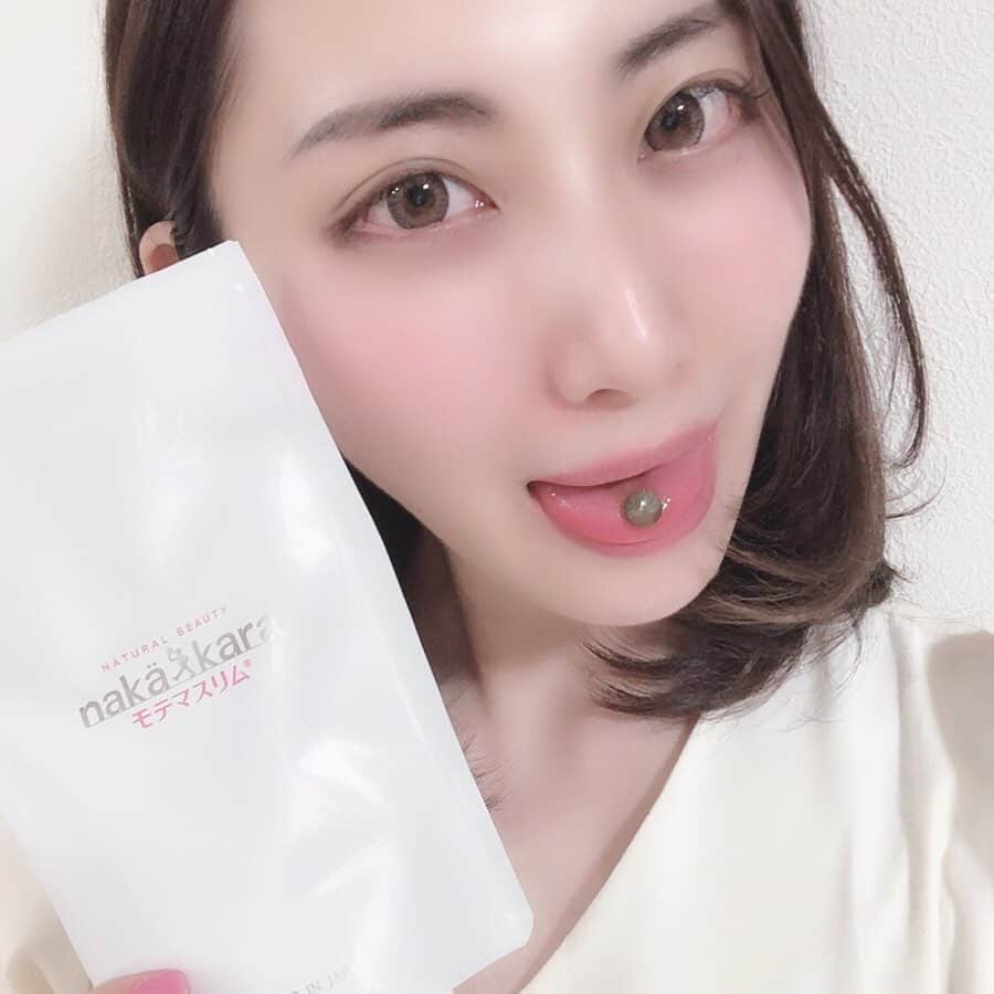 のインスタグラム：「モテマスリム @motemaslim をご提供頂きました💓 . 普段の食事だけでは十分摂取しきれない、乳酸菌、ビフィズス菌、発酵酵素、食物繊維、オリゴ糖を補給してくれます！！ 健康的にダイエットでき、体の内側から美しくしてくれるサプリメント💊 . ✔︎3種類のオリゴ糖 ✔︎食物繊維配合 ✔︎12種類の厳選ハーブ配合 ✔︎8種類の野菜 ✔︎11種類の果実エキス配合 . ダイエットのサポートにおすすめです💓 . #モテマスリム #サプリメント #おすすめサプリ #ダイエット #お腹すっきり #食物繊維 #乳酸菌 #PR #motemaslim」