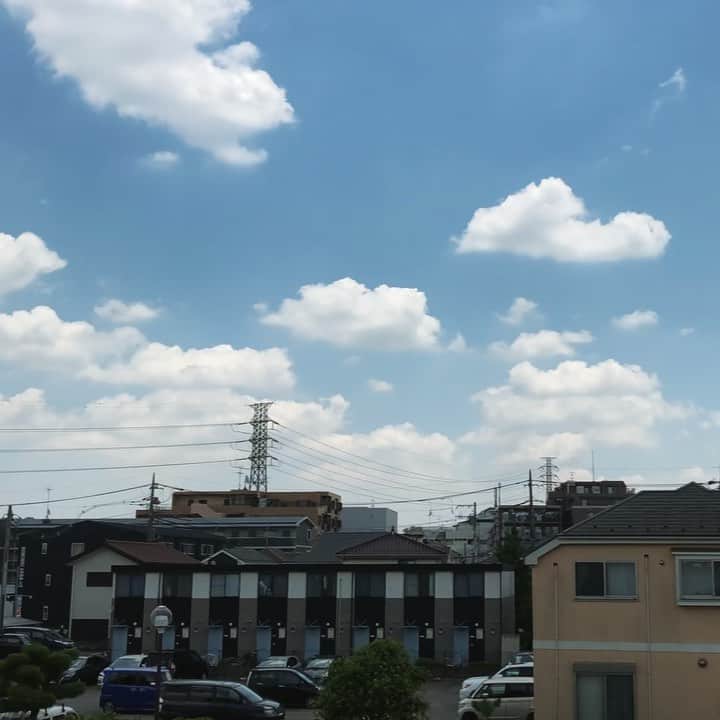 合田経郎のインスタグラム：「スタジオからの眺め。梅雨の晴れ間に雲がもくもく。 #dwarfstudios」