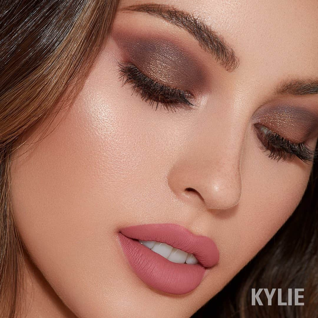 Kylie Cosmeticsさんのインスタグラム写真 - (Kylie CosmeticsInstagram)「Love this Koko Kollection look 💖⠀ ⚡️ Glow: True Mama Kylighter⠀ ⚡️ Lips: The Bigger The Hoops Matte Liquid Lipstick⠀ ⚡️ Eyes: Koko Palette (True’s Mom, True Meaning, My Baby True & Truezeldorf)⠀ ⠀ Koko x Kylie launches June 14th at 3pm pst on KylieCosmetics.com 🌸」6月13日 13時28分 - kyliecosmetics