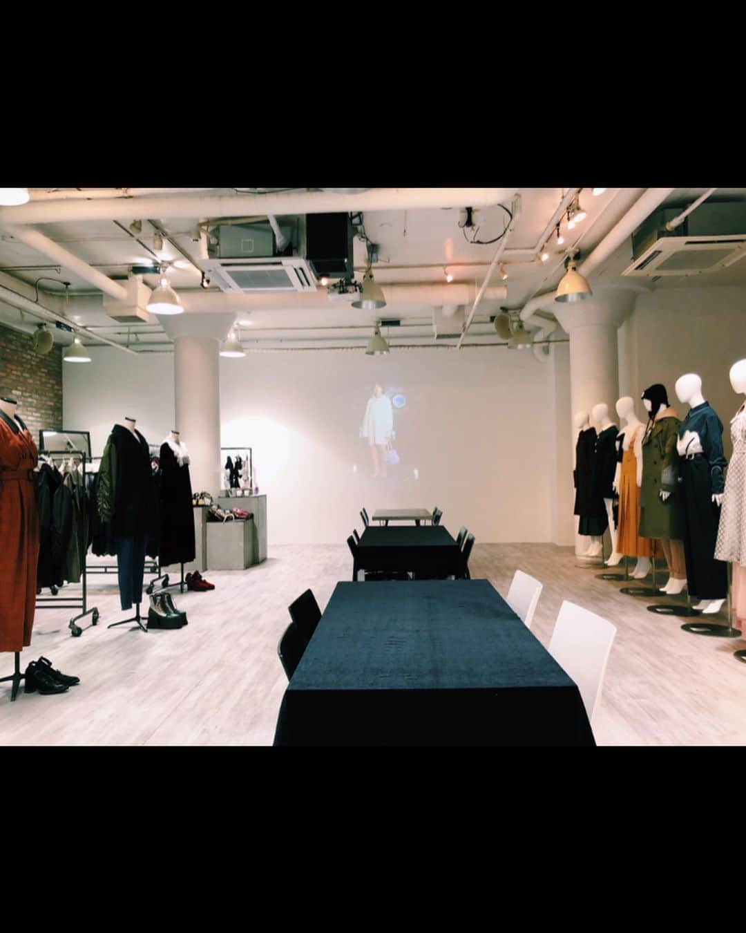 PELIのインスタグラム：「PAMEO POSE AW 2019 の展示会がはじまりました🤖🧙🏽‍♀️🧟‍♀️ テーマは "西の魔女" 先行予約会は19日から🗓 18日の夜22時からAWのインスタライブを @pameoposeのアカウントでやるので是非です📺✨ #pameopose #2019aw  #オズの魔法使い #西の悪い魔女 #witchofthewest  靴とジュエリー可愛いです」