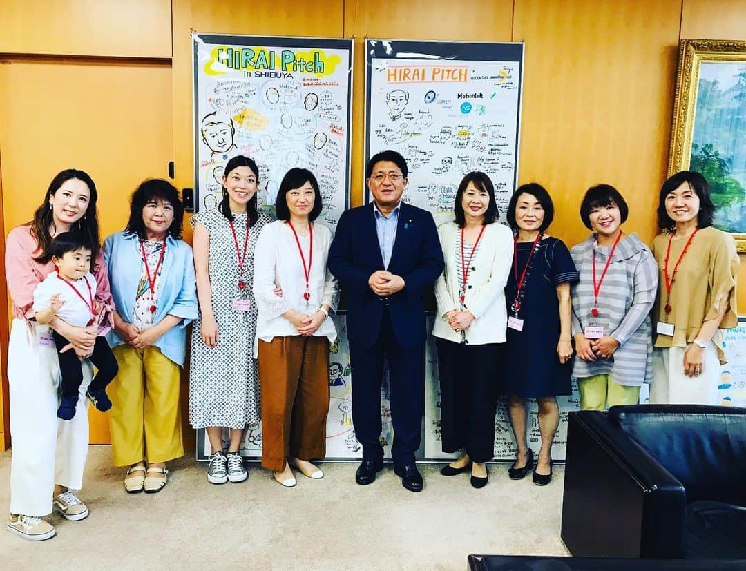 平井卓也さんのインスタグラム写真 - (平井卓也Instagram)「地元から国会見学に来られた皆さんが大臣室を訪問してくれました。最年少の可愛いメンバーもいて大臣室が和やかなムードになりました。ありがとうこざいました。#平井卓也」6月13日 13時31分 - hiratakuchan0125