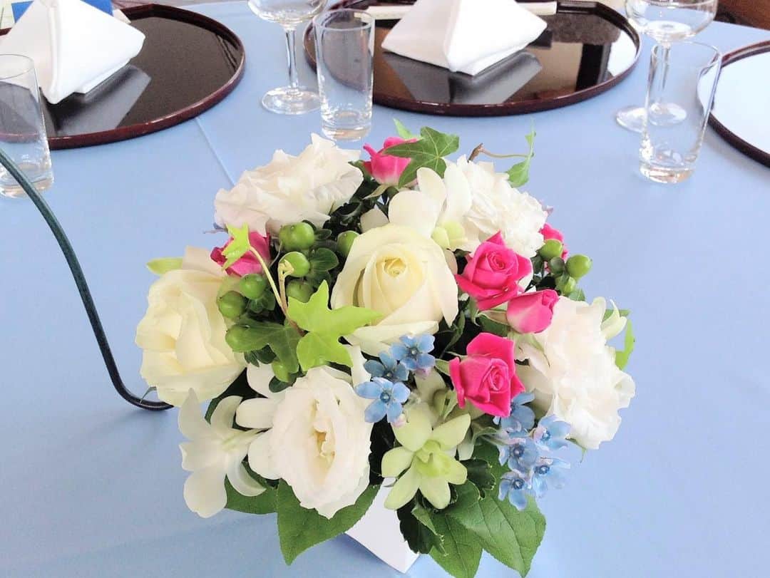 のインスタグラム：「. 爽やかな色合いのテーブルコーディネート😌ポイントにピンクのお花を使い可愛らしく💐 . #ホテルイースト21東京 #ホテルイースト21  #hoteleast21tokyo #hoteleast21 #結婚式 #結婚式場探し #結婚式準備 #ウェディング #披露宴 #挙式 #ホテル婚 #hotelwedding #テーブルコーディネート #爽やか #可愛らしい」