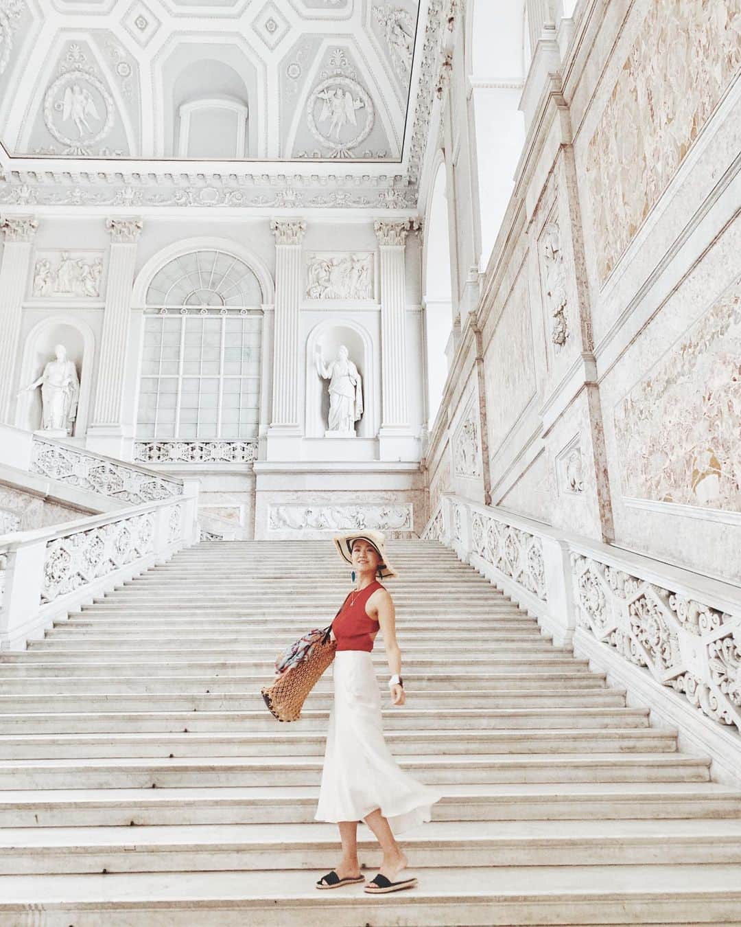 西内ひろさんのインスタグラム写真 - (西内ひろInstagram)「ナポリにある王宮🤴豪華で、背筋が伸びます🏰1600年代ブルボン王朝によって建てられたそう。昔にこんな建築が出来るなんて、、、色んな想像をしながら見てきました。 #napoli  #italy #trip #ナポリ #イタリア #王宮 #西内ひろのオススメ旅」6月13日 13時41分 - 0214hiro