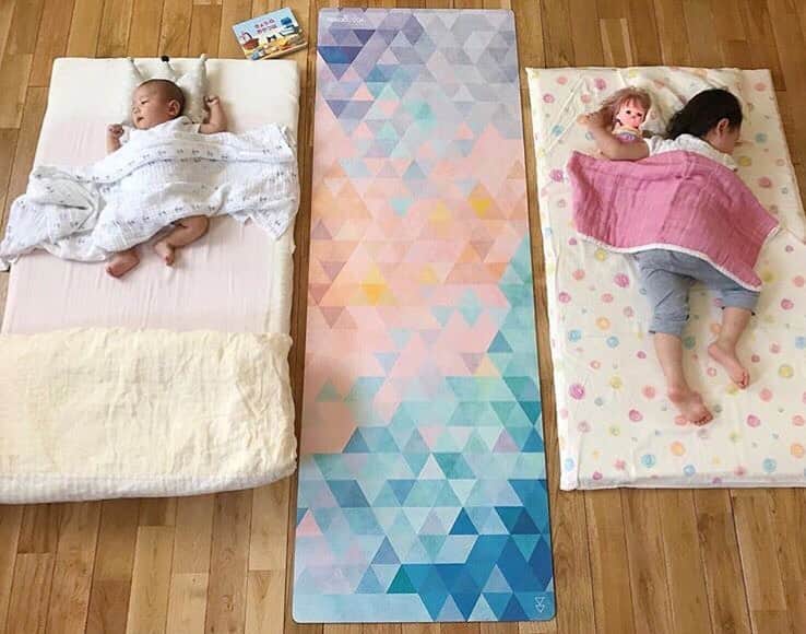 のインスタグラム：「かわいい 💗 ご出産おめでとうございます ✨👼✨ . . ヨガマットデザイン「トライベッカ・フロウ」。おかげ様で人気デザインになり完売中ですが、今後も再入荷する予定です♪ . . 📷 @tg_aikoyoga . . . #yoga #yogadesignlabjapan #yogamat #baby #mama #ヨガ #ヨガマット #ヨガデザインラボ #ママヨガ #ベビーヨガ #ママ #ヨガインストラクター #ヨガスタジオ #キッズヨガ #赤ちゃん #産後ヨガ #mamagirl」