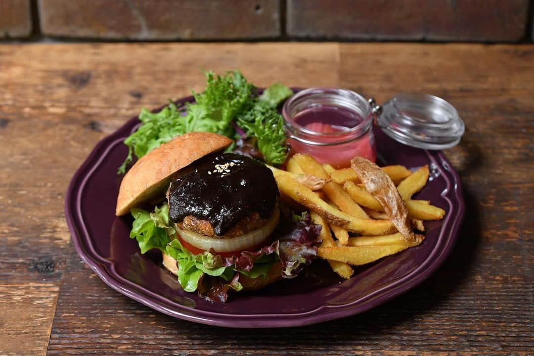 ORGANIC TABLE BY LAPAZさんのインスタグラム写真 - (ORGANIC TABLE BY LAPAZInstagram)「SEASONAL BURGER 🍔Miso Cutlet Burger🍔  こんにちはLAPAZです！ 今日は気持ちのいい天気になりましたね！LAPAZもOPENしました！🙌 期間限定で大人気の みそカツバーガー 八丁味噌ベースの甘くて濃厚な田楽みそソースとソイミートカツのジャパニーズバーガー🍔🇯🇵 山椒マヨネーズを隠し味に、食欲をそそる食べ応え満足なバーガーです！  今週日曜日までの限定メニューなので、この機会をお見逃しなく☝️ LAPAZのハンバーガーを両手で持って、ギュッとつぶしてから、ガブりと食べてもらうととっても美味しいですよ😋☝️ 今日も素敵な一日をお過ごしくださいねっ❣️ Have A Nice Day🌈😊 photo by @a28photo  #orgnictablebylapaz  #yesvegan #misocutlet  #japanesetaste  #seasonalfood  #seasonalburger #misolover #veganmisocutlet #veganburger #plantbasedburger #plantbasedfood #tokyovegan #vegatokyo  #veganfaste #veganjunkfood #huffposttastaste #beautifulcusines #theweekoninstagram #instagramjapon #livetravelchannel #vegan #veggies #organic #tokyo #japan」6月13日 13時46分 - organic_table_by_lapaz