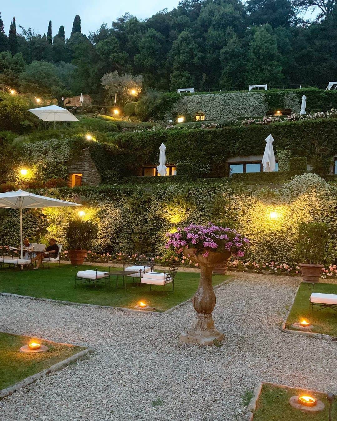 スコット・シューマンのインスタグラム：「By sheer luck my sisters were in Florence last night and I was able to treat them to dinner at the fantabulous @belmondvillasanmichele !  The  view was perfect, the food was wonderful and the new chef very handsome so what could be better 😎! #theartofbelmond」