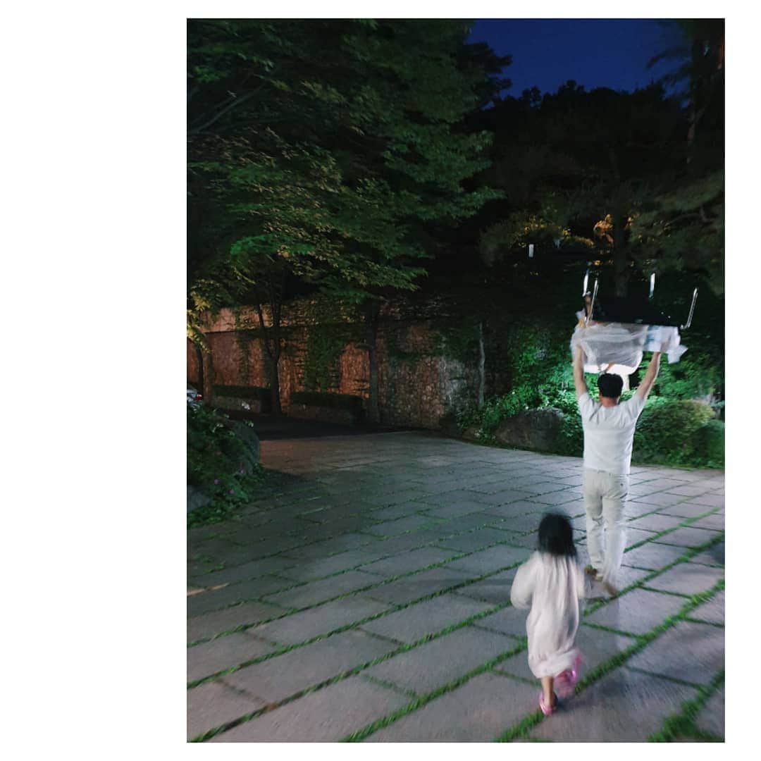 ソ・ユジンさんのインスタグラム写真 - (ソ・ユジンInstagram)「아빠와 딸 ♡ 스폰지밥이모한테 의자주고 돌아오는 길 ㅎㅎ」6月13日 13時50分 - yujin_so