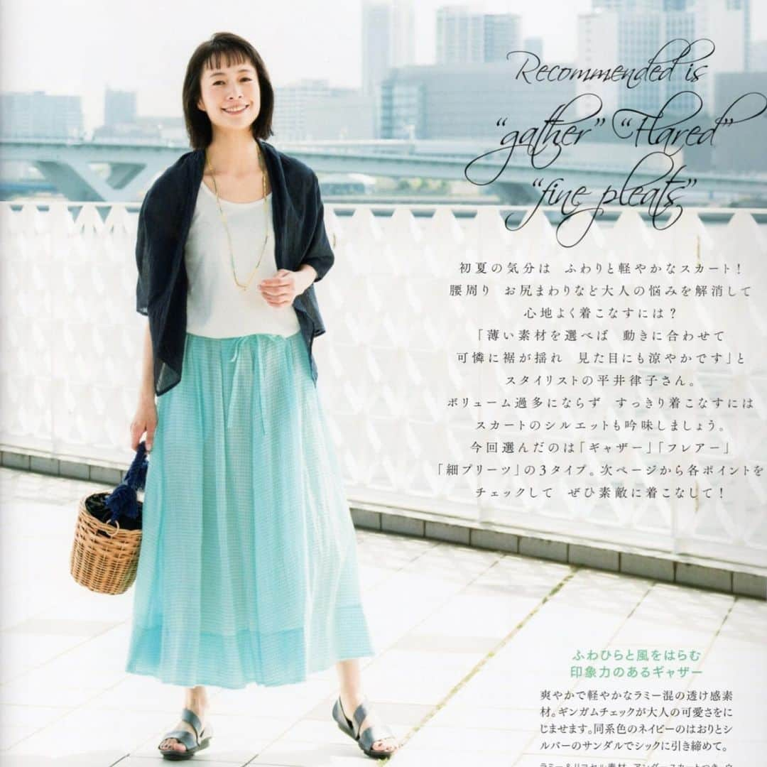 AYUMIさんのインスタグラム写真 - (AYUMIInstagram)「発売中の〝大人のおしゃれ手帖 〝7月号 Tシャツやゆるふわトップスにあう揺れるスカート特集。 夏はスカートの出番多しです☺️ . . 付録は zucca のマルチポシェットは、3層になっていて 長財布もはいるサイズ♪ . . @osharetecho  #大人のおしゃれ手帖 #7月号」6月13日 13時50分 - ayumiayunco