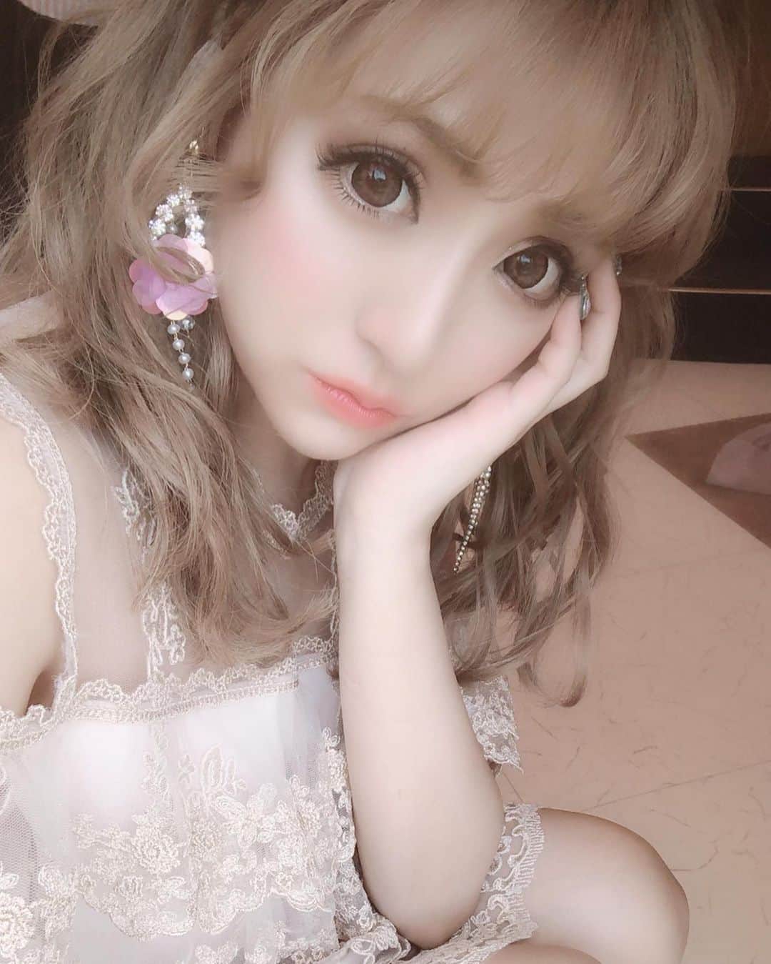 のインスタグラム：「東京ヒルズクリニック @tokyo_hills_clinic で、顎の脂肪吸引&リフトアップしてから約2ヶ月半経ちました🙋‍♀️🙋‍♀️🙋‍♀️ マジでやって良かった😳 横ホッペはリフトアップで上げれるけど、顎下のムニムニは引き上げれないからね😣 先生にリフトアップの相談した時に、私の輪郭とか、お肉の付き方見て、将来こういう垂れ方をするよって見せられた画像が、本当に私が気になってた感じだったから、いや絶対そーなる！ってなって、早めに回避😜 固定？しとくのは1日で良かったし、結構顔パンパンに腫れる覚悟してたから念の為1週間休み取ってたんだけど、ほとんど腫れなかった🤩✨ 写メとかではキメキメで撮るから平気なんだけど、ムービー録った時とかのフとした時の顎下のお肉が本当に気になってて😖 人からはこう見えてるんだって事だもんね😳 私は岡崎院で杉浦先生にやってもらったよん😊😊😊 気になってる人は、早いうちにやっとく事を本当に本当にオススメしますッ🤭💓 #東京ヒルズクリニック#リフトアップ#アンチエイジング」