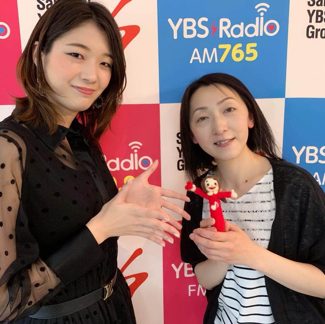 優ひかるのインスタグラム：「今週も優ひかるのシャイニングタイム﻿  お聴き下さりありがとうございます😊﻿ ﻿ 今週のゲストは、﻿ ミュージックケア  ワーカーの﻿ 新海陽子さんです✨✨﻿ ﻿ 音楽を通して赤ちゃんから﻿ お年寄りを召さられた方まで心と体を元気に﻿ 笑顔や喜びや癒しのケアを﻿ その方がその方らしく生きて行けるように お手伝いをされるとお話下さった ミュージックケア  ワーカーの新海さん…﻿ ﻿ 新海さんの癒しの声で私も﻿ ミュージックケアを体験させて頂きました。﻿ ﻿ 体験してみると体がポカポカしてきて﻿ 音楽に身を任せて心から癒される事が出来ました。﻿ ﻿ お互いにケアされ合うと﻿ おっしゃっていらしたのが印象的でした。﻿ 教えていらっしゃる新海さんも﻿ 皆さんから癒されてまた頑張ろうと﻿ 思うそうです✨✨﻿ ﻿ ﻿ このラジオを始めてから﻿ 毎週色んな方からお話を伺えるのが﻿ とても嬉しくて刺激を頂きます。﻿ 皆様もちろん良い事ばかりでなく﻿ いろんな苦労があられると思いますが…﻿ ﻿ 好きな事をお仕事にする。﻿ 皆様お仕事に誇りを持ってらっしゃる姿が﻿ 輝いていて素敵です✨﻿ ﻿ 停滞せずに私も前に進んで﻿  頑張りたいと思います‼️﻿ ﻿ ﻿ 6月29日のバスツアー﻿ まだまだお申込み受付中です✨✨﻿ ぜひご参加下さい✨﻿ ﻿ #新海陽子さん#ミュージックケアワーカー﻿ #人の為に動く素晴らしい方﻿ #YBSラジオ#優ひかるのシャイニングタイム#doing#夢を持つことの素晴らしさ﻿ #私も日々勉強です。﻿ #6月29日#山梨日帰りバスツアー﻿ #玲実くれあさんとご一緒に✨#月組」