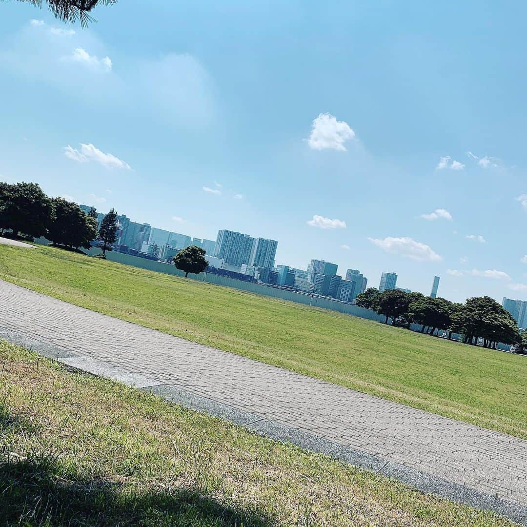 戸谷公人のインスタグラム：「たまには公園でぼっーとするのも 良いよね  #久しぶりの晴れ #子供の笑い声 #気持ち潮風」