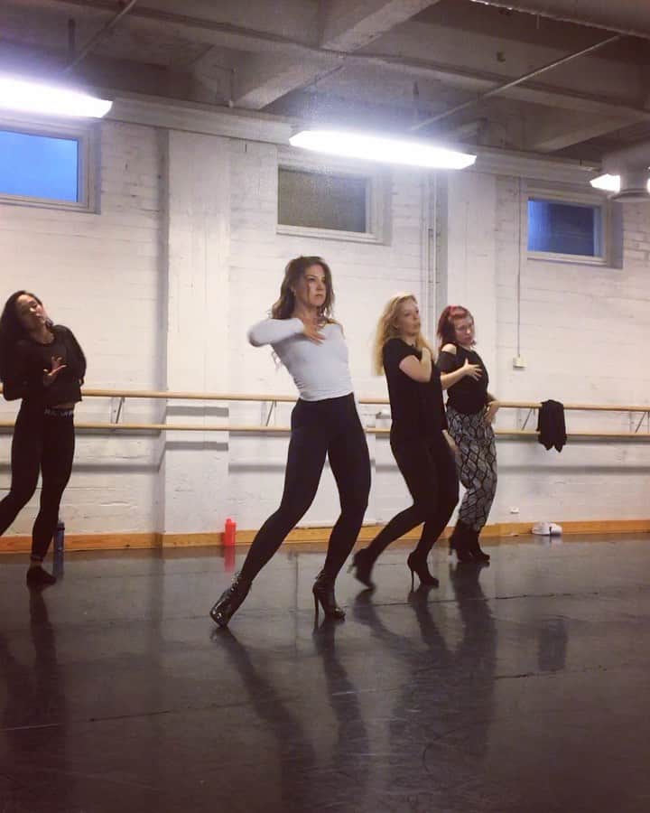 セシリア・トルンのインスタグラム：「Issa vibe. 🖤🎵 ”girls need love” choreo by @beaamanda88 ☺️」