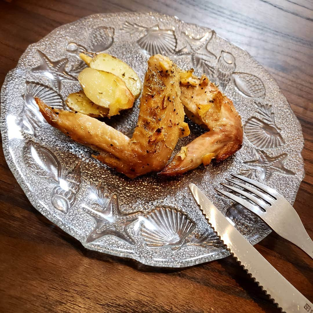 Pileさんのインスタグラム写真 - (PileInstagram)「レモンチキン🍗🍋 手羽先に レモン果汁 塩コショウ オリーブオイル レモンピールを和えてストック。 焼くだけでもオーケーですが この日はグリルオーブンで ジャガイモをスライスして鶏肉の下にしのばせてローズマリーを少し。 で焼くだけ！！！！ ポテトが肉汁を吸うんです😏 #ぱいるめし #cookstagram #cooking #요리」6月13日 14時04分 - pi_channnn52