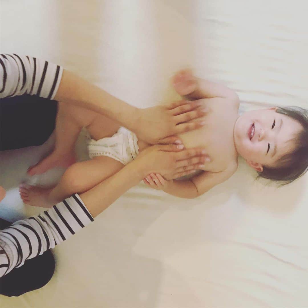 高村凛さんのインスタグラム写真 - (高村凛Instagram)「えれたんベビーマッサージ中💕😊 子供と触れ合う時間が何より楽しい🤗  #ベビーマッサージ #babymassage  #えれたん #1歳6ヶ月」6月13日 14時04分 - rin_takamura