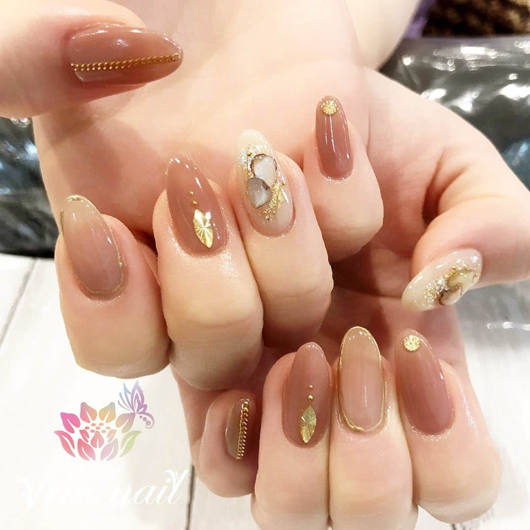 free nail フリーネイルさんのインスタグラム写真 - (free nail フリーネイルInstagram)「. お客様ネイル💅🏻🌼✨ . ニュアンスメタリック👑✨ . 今年っぽいデザイン🐚✨ . ご来店ありがとうございました🙇🏻‍♀️🙇🏻‍♀️🙇🏻‍♀️💗 . #ネイル #フリーネイル #ネイルアート #ジェルネイル #ネイルサロン #大阪ネイルサロン #ネイルデザイン #ネイルチェンジ #ニュアンスネイル #メタリックネイル #シェルネイル #シェルストーン #チェーンネイル #ベージュネイル #デザインネイル #シンプルネイル #トレンドネイル #大人ネイル #夏ネイル #美甲 #日式美甲 #summernails #nailsart #nailsalon #nailsdid #newnails #newnail #freenail」6月13日 14時07分 - freenail_jpn