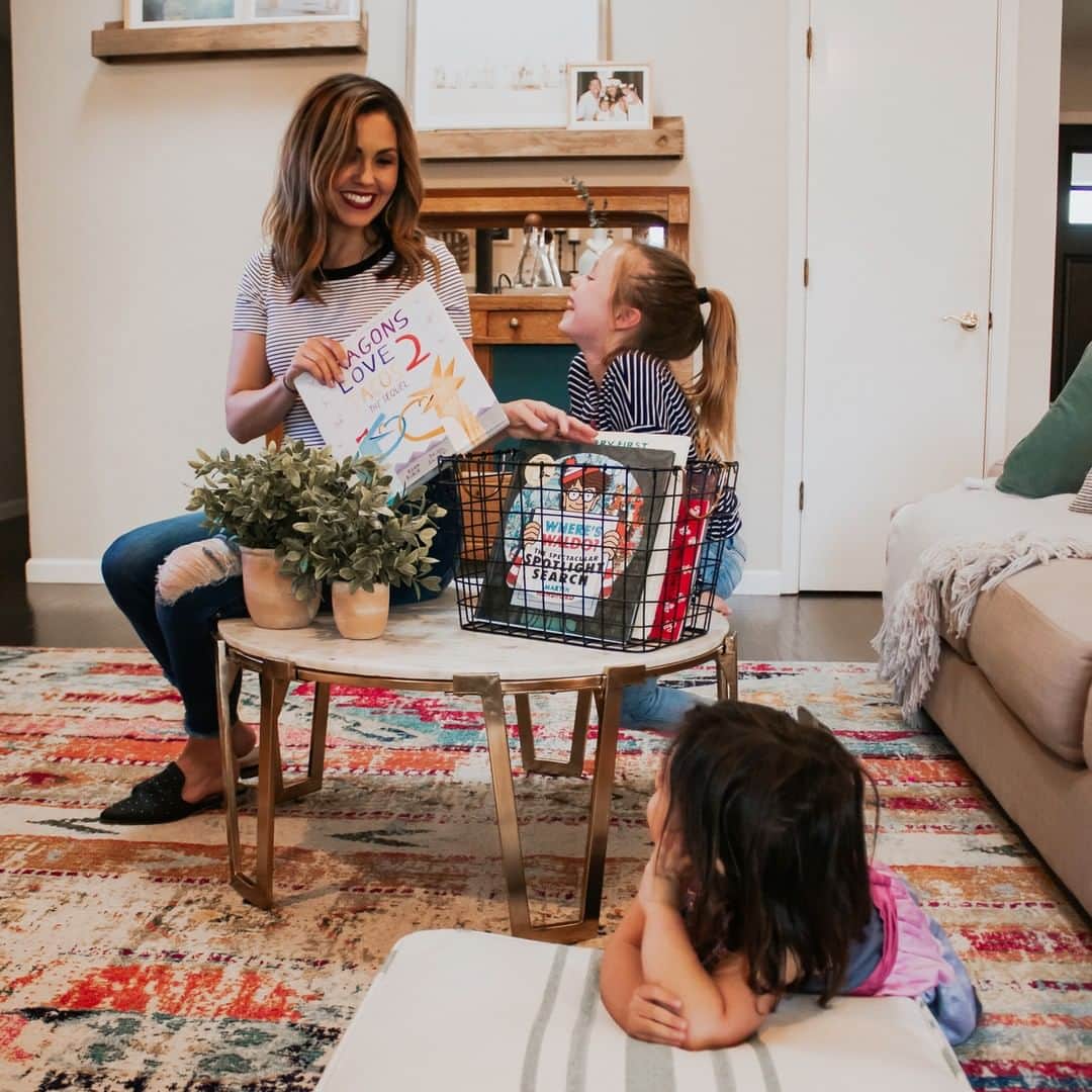 Dole Packaged Foods（ドール）のインスタグラム：「When @cristencasados told us she was donating her used books to local schools and libraries, we felt inspired to donate food to a local foodbank. Help us donate more! All you have to do is share something positive with the hashtag #ThrowSunshine and we’ll donate ANOTHER lb – up to 1 million lbs of food this year alone!」