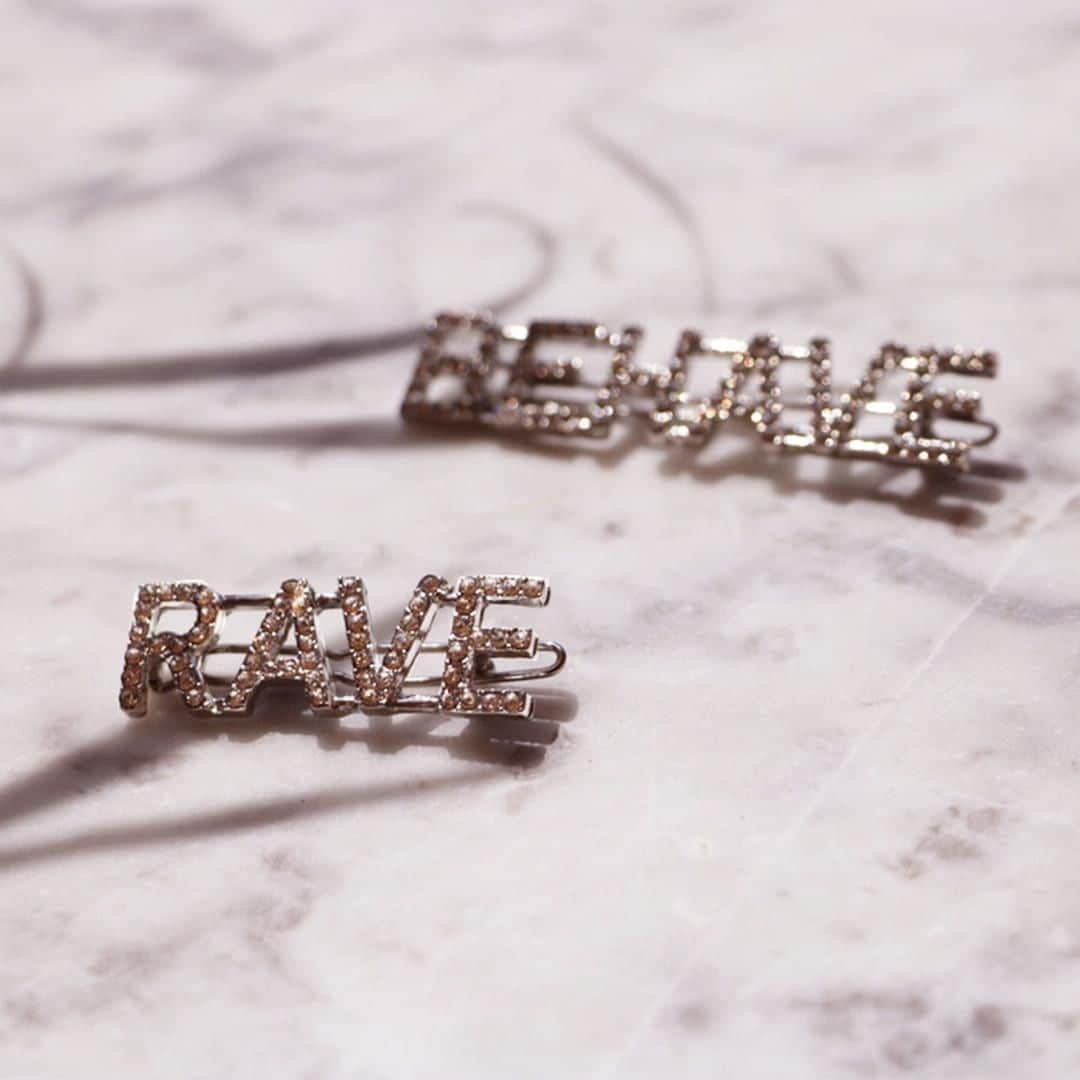 アクセサライズのインスタグラム：「Wear your mood in your hair this festival season and let your style do the talking with our statement diamante hair clips. 🔍 7864420800  Tap the link in the bio to shop now.  #Accessorize #festival」