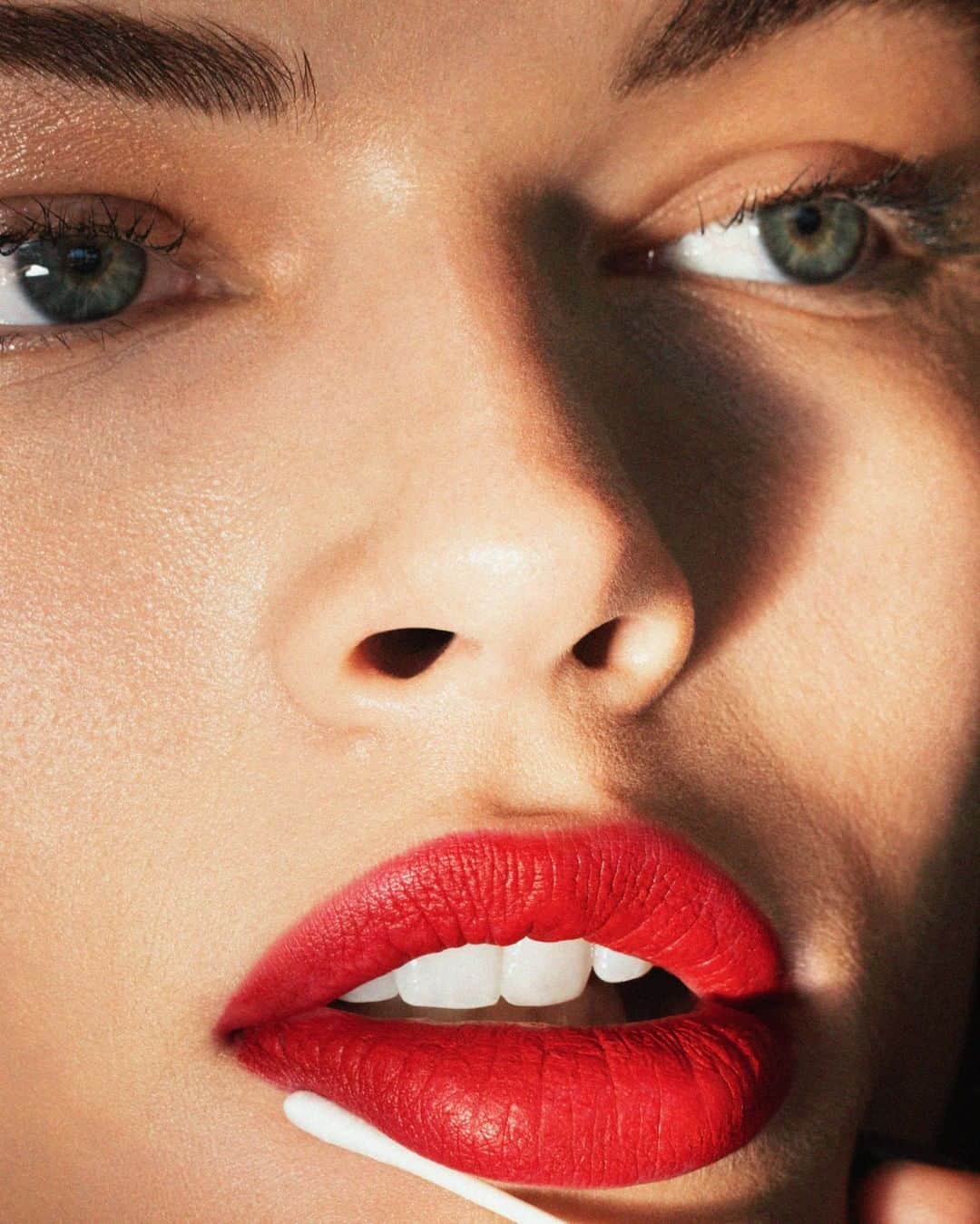 Smashboxのインスタグラム：「Color outside the lines, just not your lip line. Our makeup artists always keep a stash of cotton swabs on set to wipe off any extra gloss or lipstick.⠀⠀⠀⠀⠀⠀⠀⠀⠀⁣ ⠀⠀⠀⠀⠀⠀⠀⠀⠀⁣ WHAT SHE’S WEARING: Always On Liquid Lipstick in Bawse⁣ ⁣ 📸 @davisfactor」