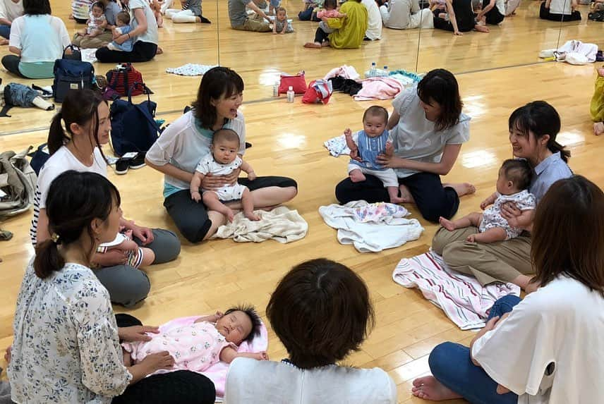 今井美穂さんのインスタグラム写真 - (今井美穂Instagram)「今日はウマリボ第２回イベントでした😊﻿ ご参加頂いた皆さまありがとうございました💕﻿ ﻿ 先生もとっても楽しいプログラムありがとうございました😆✨﻿ ﻿ @chuchuhug.baby  @irodori_club  詳しくはブログにアップしましたので﻿ ご覧いただけると嬉しいです♪﻿ ﻿ もーとにかく楽しく汗だく﻿ 盛りだくさんな内容でした😆﻿ ﻿ ﻿ これからも女性が女性らしく﻿ 楽しめる輝けるイベント﻿ やっていきたいな😊﻿ ﻿ @niigata_dream_lab ﻿ ﻿ #ブログ更新しました﻿ #インスタトップのリンクから﻿ #今井美穂オフィシャルブログ﻿ #Amebaブログ﻿ #新米母#男の子ママ﻿ #育児日記#息子#生後4ヶ月﻿ #新潟女性コミュニティ﻿ #woman's ribbon﻿ #ウマリボ#にいがたドリームラボ﻿ #女性イベント企画#親子体操#ベビーマッサージ﻿ #体幹ダンスエクササイズ﻿」6月13日 23時36分 - imaimiho1209