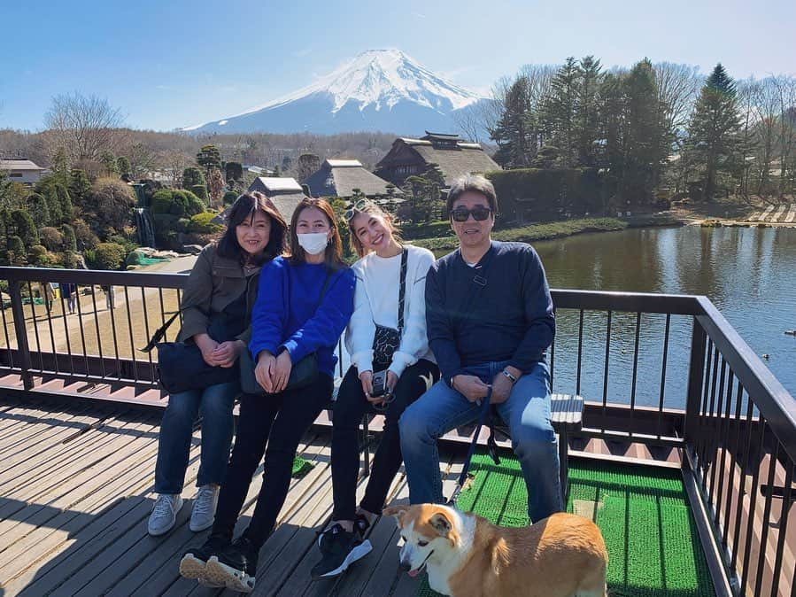 有末麻祐子さんのインスタグラム写真 - (有末麻祐子Instagram)「有末家でございます🥳 集合写真だなんて、いつぶりなんだろうか🤔 この前の山梨旅行🚘 因みに全員B型オールスターズw 会話はあんまり成立しないです。笑 性格でいうとあたしがお母さんにそっっくりで まみちゃんがパパ寄りかな🙄 私とお母さんが、スーパーとろいです。笑 まぁみんなひょうきんで基本みんな明るいですね🤪 お母さんは、自分の面白い話をするのにオチを言う前に 思い出しちゃって、自分でつぼって、窒息しそうなぐらい一人で笑ってますwで、結構ドジw  パパは基本テレビはバラエティとものまね番組とゴルフを、一生見てます🙄 で、面白かったバラエティ番組をみしてくる🤪  まみちゃんは、私が大好きでw🤪ちょいと泣き虫ww 私が小中学生の時はよく喧嘩してw(8つも違うのに喧嘩してたのは謎w)私が生意気すぎてwギャルだったまみちゃんがムカつきすぎて悔し泣きしてた🤣この為、8つも離れている姉がいるので居心地がいいのか私はまみちゃん世代の年上友達が多めです🥳  チャチャもかなりマイペースでとろくて完全にうちの子🐶  突然でしたがw有末家のご紹介でした🤪」6月13日 23時36分 - mayukoarisue