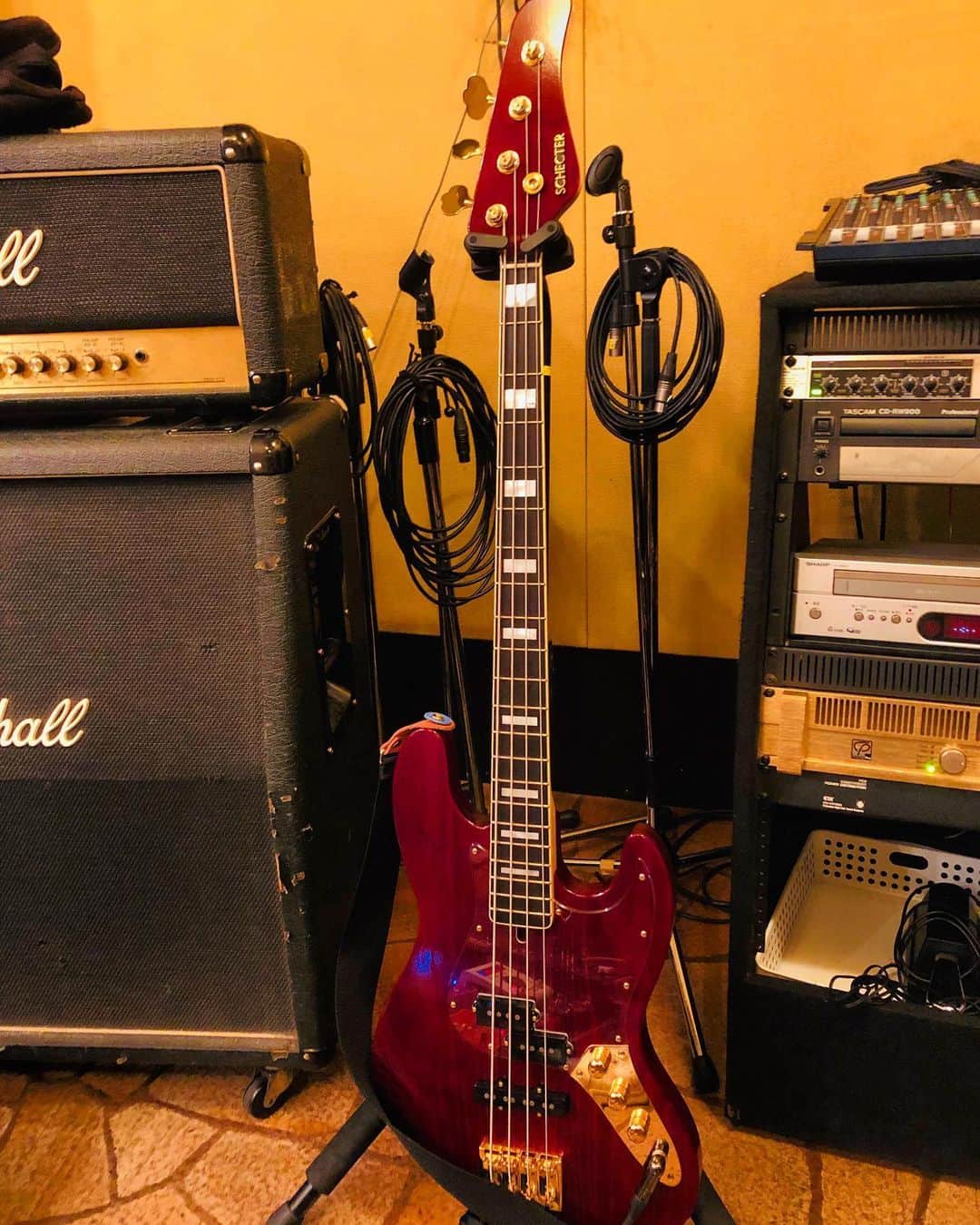 井澤惇のインスタグラム：「ついに出来た！Schecterのニューベース！明日のインストア、中国ツアーからニューベースで行きまっす！！」