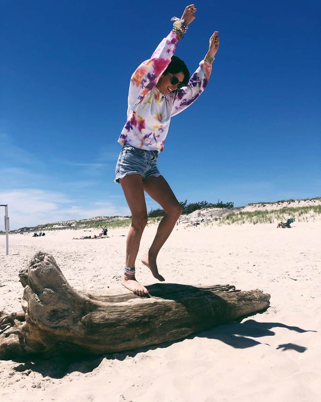 ダニジョーのインスタグラム：「That almost Friday feeling 🙌🏼🌈 tap to shop @jodiesnydermorel’s hoodie and #ankleparty #dannijogirls」