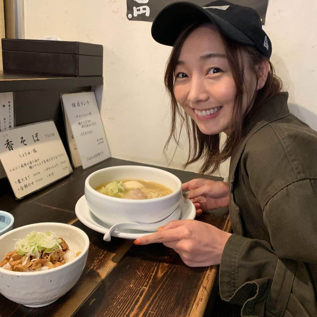 須田亜香里さんのインスタグラム写真 - (須田亜香里Instagram)「先日父上と50分行列しちゃいました。 何年振りかの如水。 香そばの塩味、煮たまごのせ。 香そばはにんにく入りなので、にんにく強いかなぁ？と不安だったけど、 攻撃力系のにんにくではなく、ふわりと幸せ系のにんにくでした〜  #愛知県 #ラーメン #如水 #ske48ラーメン部 #ふぅふぅ女子」6月13日 23時32分 - akarisuda