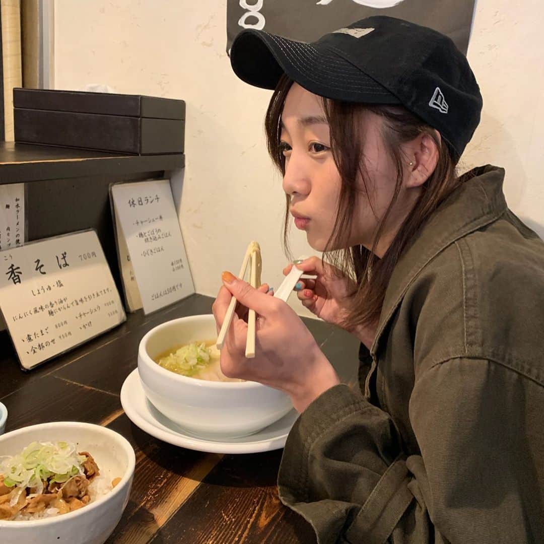須田亜香里さんのインスタグラム写真 - (須田亜香里Instagram)「先日父上と50分行列しちゃいました。 何年振りかの如水。 香そばの塩味、煮たまごのせ。 香そばはにんにく入りなので、にんにく強いかなぁ？と不安だったけど、 攻撃力系のにんにくではなく、ふわりと幸せ系のにんにくでした〜  #愛知県 #ラーメン #如水 #ske48ラーメン部 #ふぅふぅ女子」6月13日 23時32分 - akarisuda