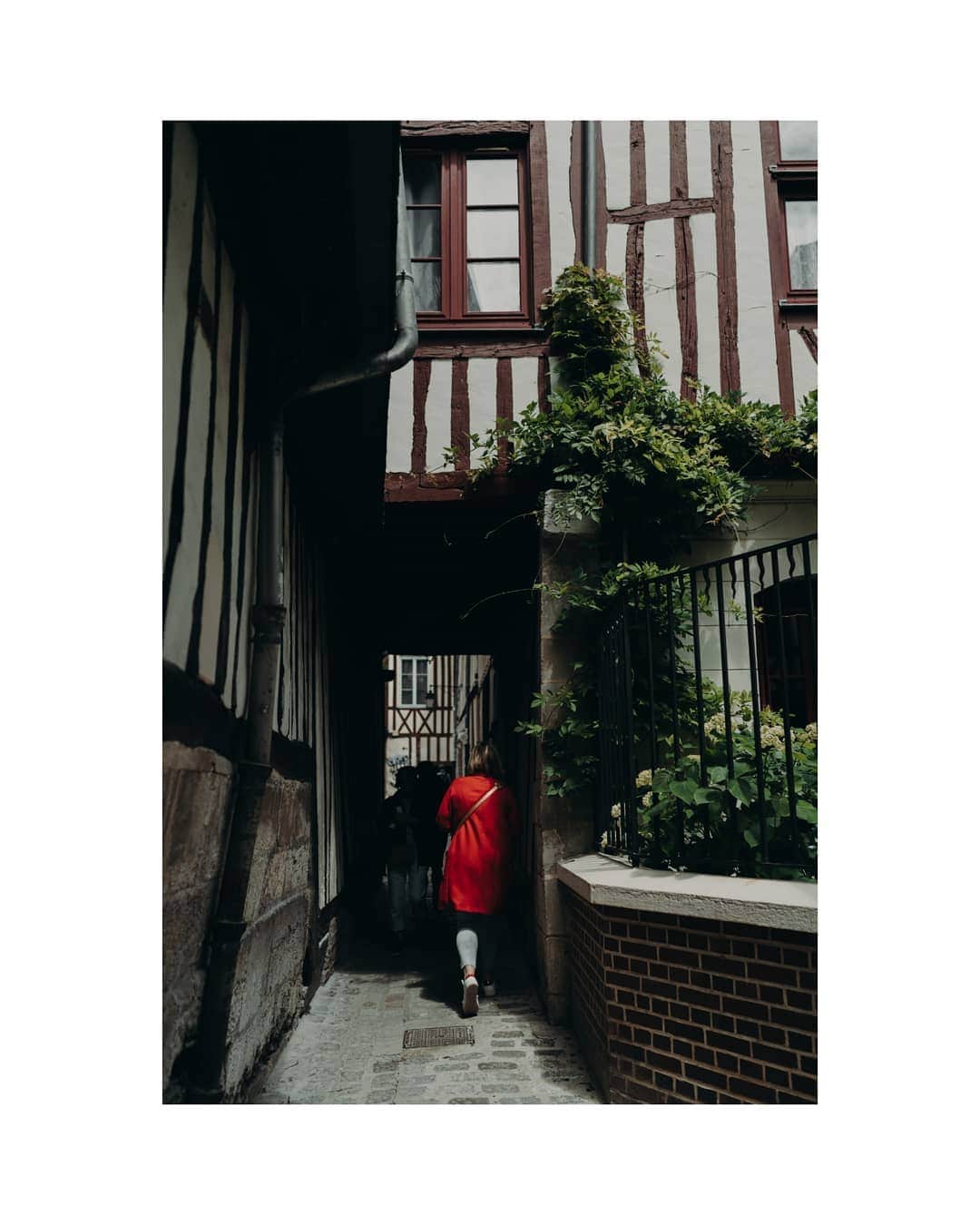 Putri Anindyaさんのインスタグラム写真 - (Putri AnindyaInstagram)「People and houses // can you guess my favorite pict in this carousel? And which one is yours?! . the houses of Rouen is truly something that catches my eyes. Rouen is the biggest city that closest to Paris. Only 1 hour and 15 minutes by train, but the mood and the buildings are different than Paris. This city have more small alleys, something that i like, and also lots of amazing church. One of the most popular one is the Cathedral of Rouen which Monet painted. I took so many picts of this city even for only 30 hours being there. Also, i will share L'armada pict tomorrow!  Thank you so much for @rouentourisme // also @saaggo and @capra311 for the company 💕 such a nice short trip in Rouen. . . Taken with #sonyalpha_id #a7iii 35mm 1.4 distagon zeiss」6月13日 23時35分 - puanindya