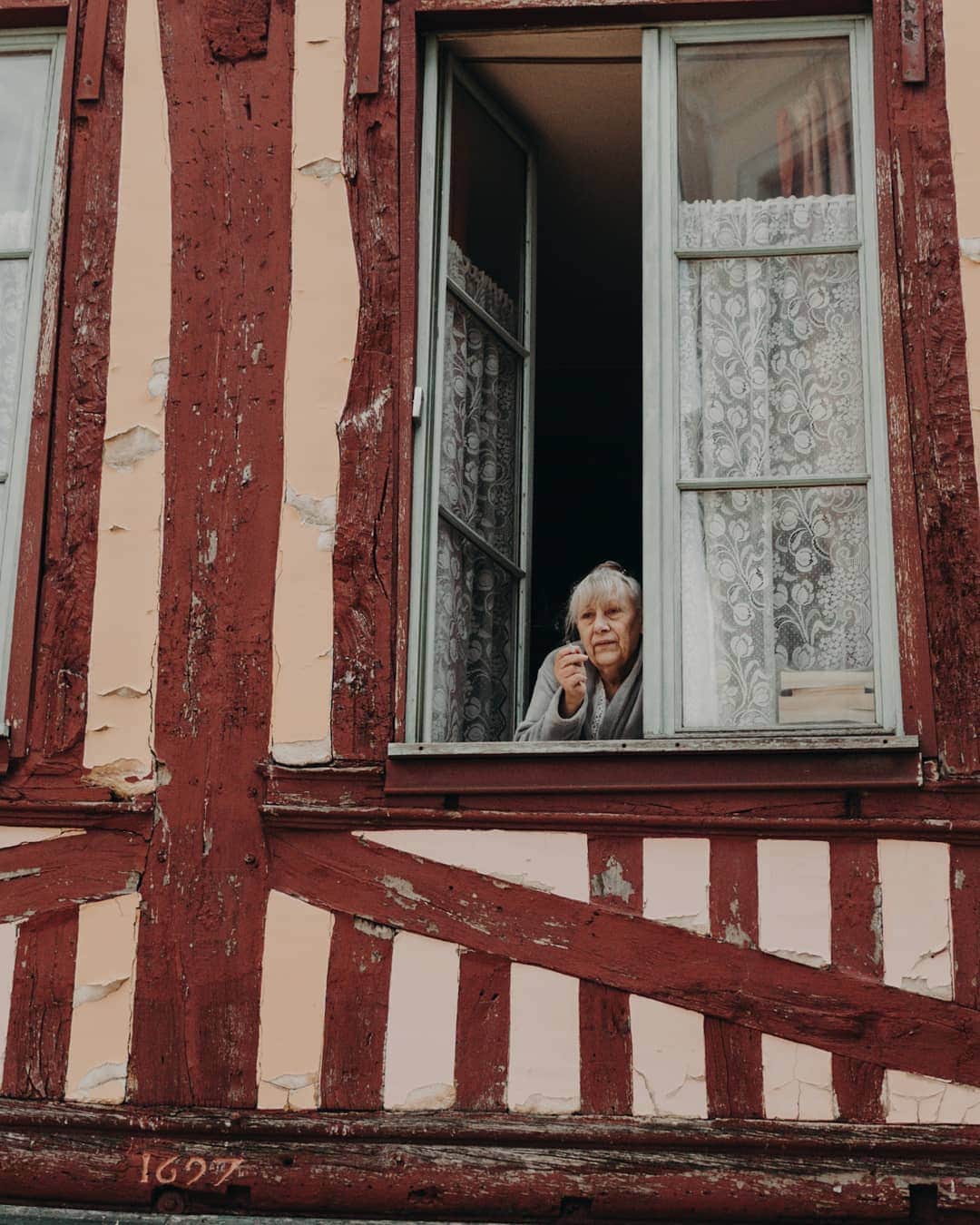 Putri Anindyaのインスタグラム：「People and houses // can you guess my favorite pict in this carousel? And which one is yours?! . the houses of Rouen is truly something that catches my eyes. Rouen is the biggest city that closest to Paris. Only 1 hour and 15 minutes by train, but the mood and the buildings are different than Paris. This city have more small alleys, something that i like, and also lots of amazing church. One of the most popular one is the Cathedral of Rouen which Monet painted. I took so many picts of this city even for only 30 hours being there. Also, i will share L'armada pict tomorrow!  Thank you so much for @rouentourisme // also @saaggo and @capra311 for the company 💕 such a nice short trip in Rouen. . . Taken with #sonyalpha_id #a7iii 35mm 1.4 distagon zeiss」