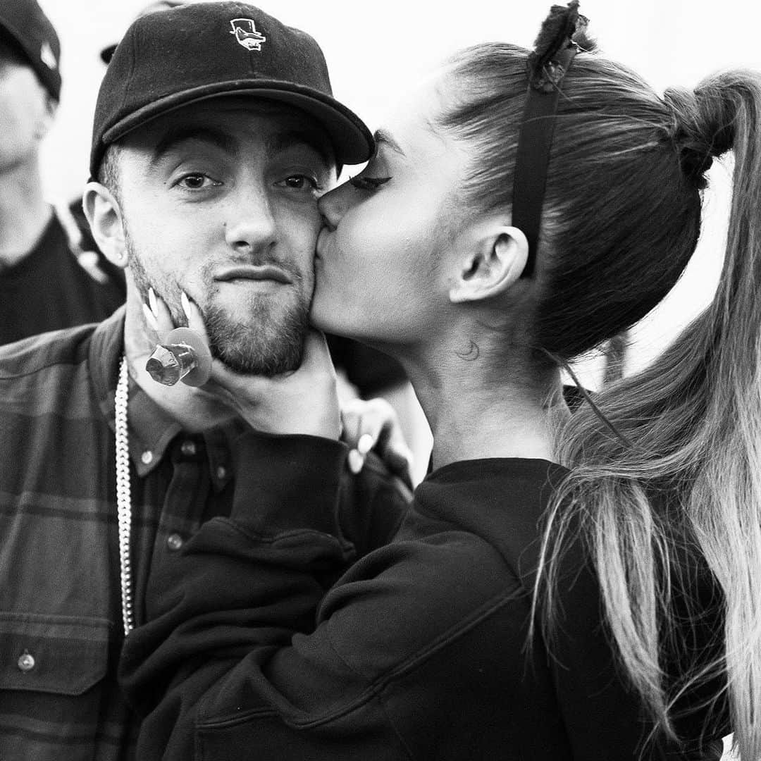 E! Onlineさんのインスタグラム写真 - (E! OnlineInstagram)「We weren’t planning on crying this early on a Thursday, but here we are. 😭 Head to the link in our bio for the sweet way Ariana Grande honored Mac Miller while performing in his hometown before breaking down singing about her “angel.” (📷: Shutterstock)」6月13日 23時46分 - enews