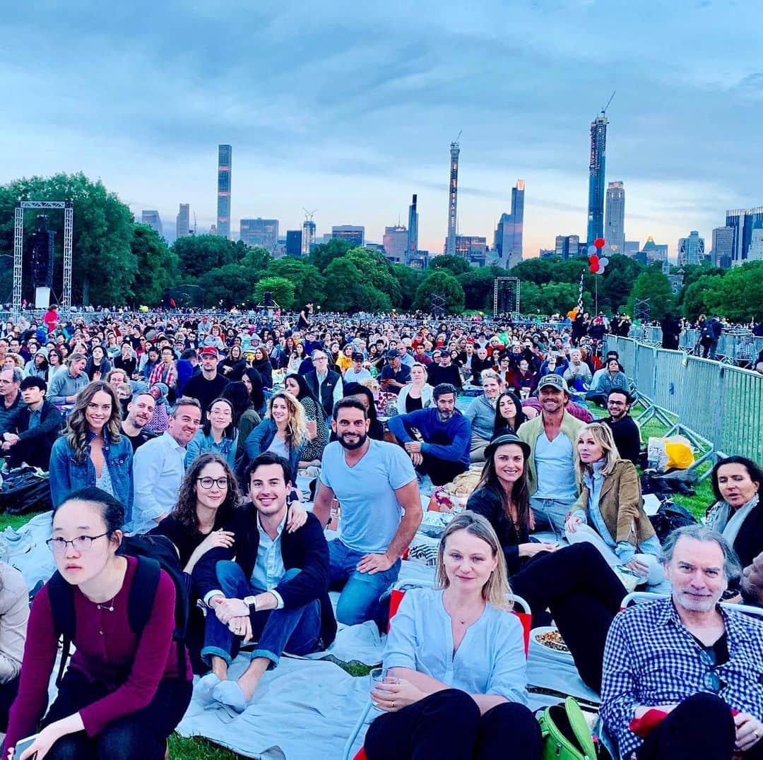 キャロル・ラドジウィルさんのインスタグラム写真 - (キャロル・ラドジウィルInstagram)「I went to NYC's largest picnic in Central Park last night. Can you find me? 👀 #nyphilpharmonic 💙」6月13日 23時45分 - caroleradziwill
