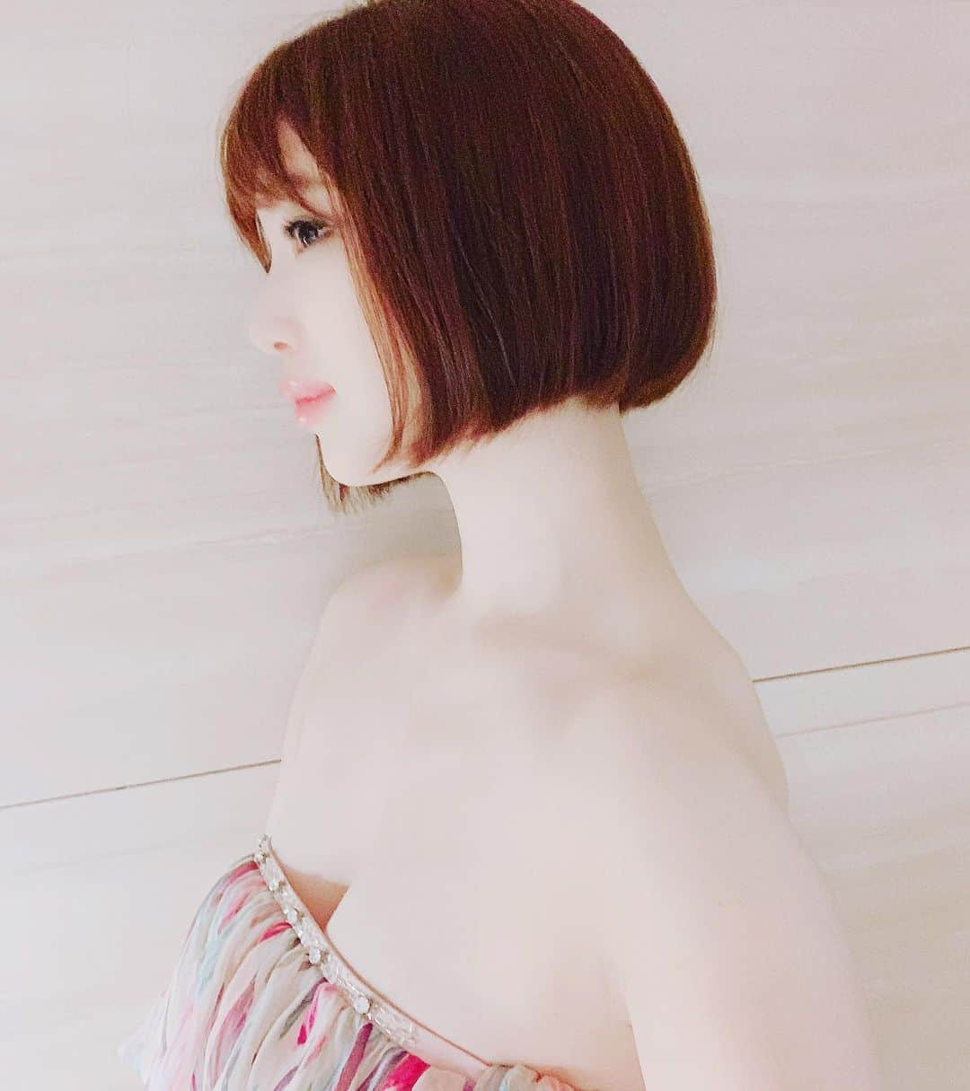 森下悠里さんのインスタグラム写真 - (森下悠里Instagram)「バッサリ✂️ また思いっきりカットしちゃった💓 - @risel_kazu カズさんの魔法のカットが 小顔効果と若く見える効果抜群💎 あと スッキリと首が長く見えるから 全体的にもスタイル良く見えるー🥰 ほんと良いことだらけ💖 - ボブにしてから 色んな人に 「あ！なんか若返った！」 と言ってもらえて、、とてもとても嬉しい💓 - @risel_xoxo #risel #ヘアサロン #渋谷 #ボブ #bobhair #bobhaircut」6月13日 23時45分 - yuurimorishita