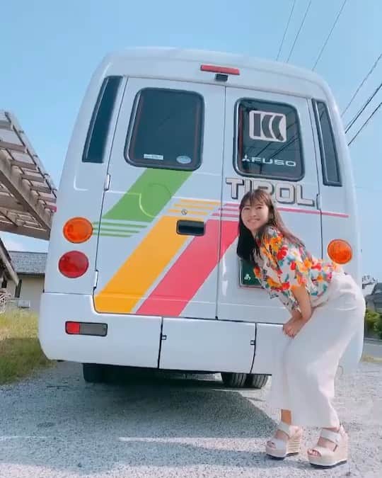 瀧本美織のインスタグラム：「🥳💓 #可愛いロケバス#カラフル#衣装も南国娘ちっく🏝」
