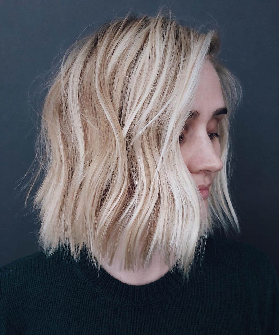Kristin Essのインスタグラム：「As many times as I’ve done this haircut over the last 5+ years it never gets any less exciting to execute. ✂️👩🏼‍🦰👩🏽👩🏻👩🏼👩🏾👩🏻‍🦳 When @emilydieden said she wanted to go bob-short I nearly fell over. I kinda pretended to forget about it for a few days but then she asked me again... and AGAIN. 😂 I knew she was serious. Being someone who has only had long hair, I just wanted to make sure she was ready. Clearly, SHE READY. 💇🏼‍♀️ Now let’s be selfish for just a min and think of all the short hair tutorials that will come from this!! 🤗」