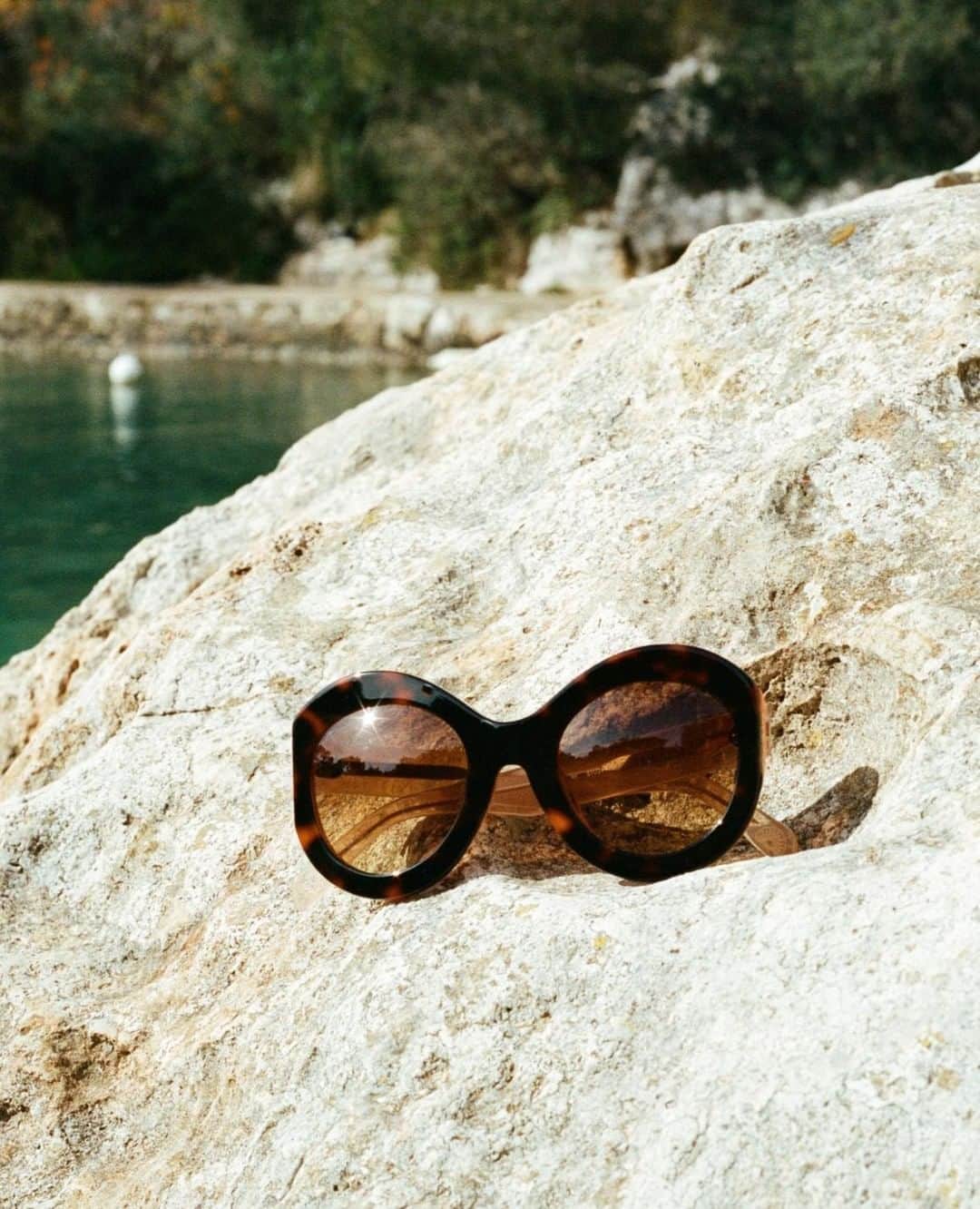 Meganさんのインスタグラム写真 - (MeganInstagram)「Zanzan LE TABOU sunglasses in Havana and peach. Handmade in Italy. ⠀ ⠀ ⠀ #サングラス #선글라스 #lunettes #occhiali #sunglasses #eyewear #handmadeinitaly #slowfashion #buybetterbuyless #zanzaneyewear⠀」6月13日 23時55分 - zanzan_domus