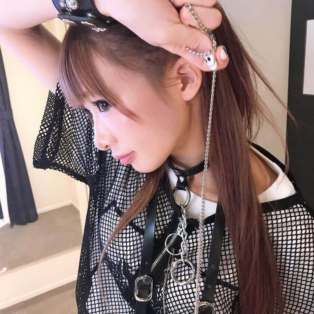 椎名ひかり（ひかりん）さんのインスタグラム写真 - (椎名ひかり（ひかりん）Instagram)「#痛コーデ #遊戯王 #遊戯王コーデ #リッスンフレーバー #ヘルキャットパンクス #jeffreycampbell #devilish 【普段使いできる！！】 オシャレで、さりげない痛コーデです  好きなキャラといつでも一緒にいれる、痛ライフの参考にしてみてほしいDEATH！  ちなみにぴかりんの本命はユベルと十代だよ！！ いろいろなキャラをコーデのお手本としてやているシバシマタレヨ  YouTubeにも痛コーデ載せてってます☆シバシマタレヨ」6月13日 23時50分 - pikarin_shiina