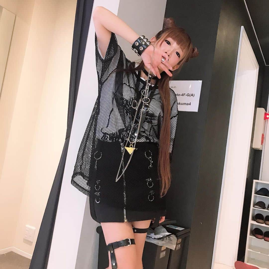 椎名ひかり（ひかりん）さんのインスタグラム写真 - (椎名ひかり（ひかりん）Instagram)「#痛コーデ #遊戯王 #遊戯王コーデ #リッスンフレーバー #ヘルキャットパンクス #jeffreycampbell #devilish 【普段使いできる！！】 オシャレで、さりげない痛コーデです  好きなキャラといつでも一緒にいれる、痛ライフの参考にしてみてほしいDEATH！  ちなみにぴかりんの本命はユベルと十代だよ！！ いろいろなキャラをコーデのお手本としてやているシバシマタレヨ  YouTubeにも痛コーデ載せてってます☆シバシマタレヨ」6月13日 23時50分 - pikarin_shiina