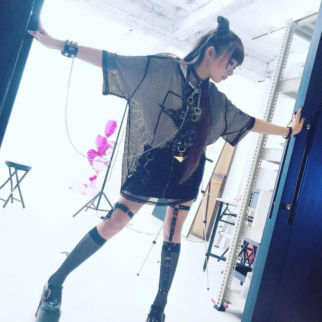 椎名ひかり（ひかりん）さんのインスタグラム写真 - (椎名ひかり（ひかりん）Instagram)「#痛コーデ #遊戯王 #遊戯王コーデ #リッスンフレーバー #ヘルキャットパンクス #jeffreycampbell #devilish 【普段使いできる！！】 オシャレで、さりげない痛コーデです  好きなキャラといつでも一緒にいれる、痛ライフの参考にしてみてほしいDEATH！  ちなみにぴかりんの本命はユベルと十代だよ！！ いろいろなキャラをコーデのお手本としてやているシバシマタレヨ  YouTubeにも痛コーデ載せてってます☆シバシマタレヨ」6月13日 23時50分 - pikarin_shiina