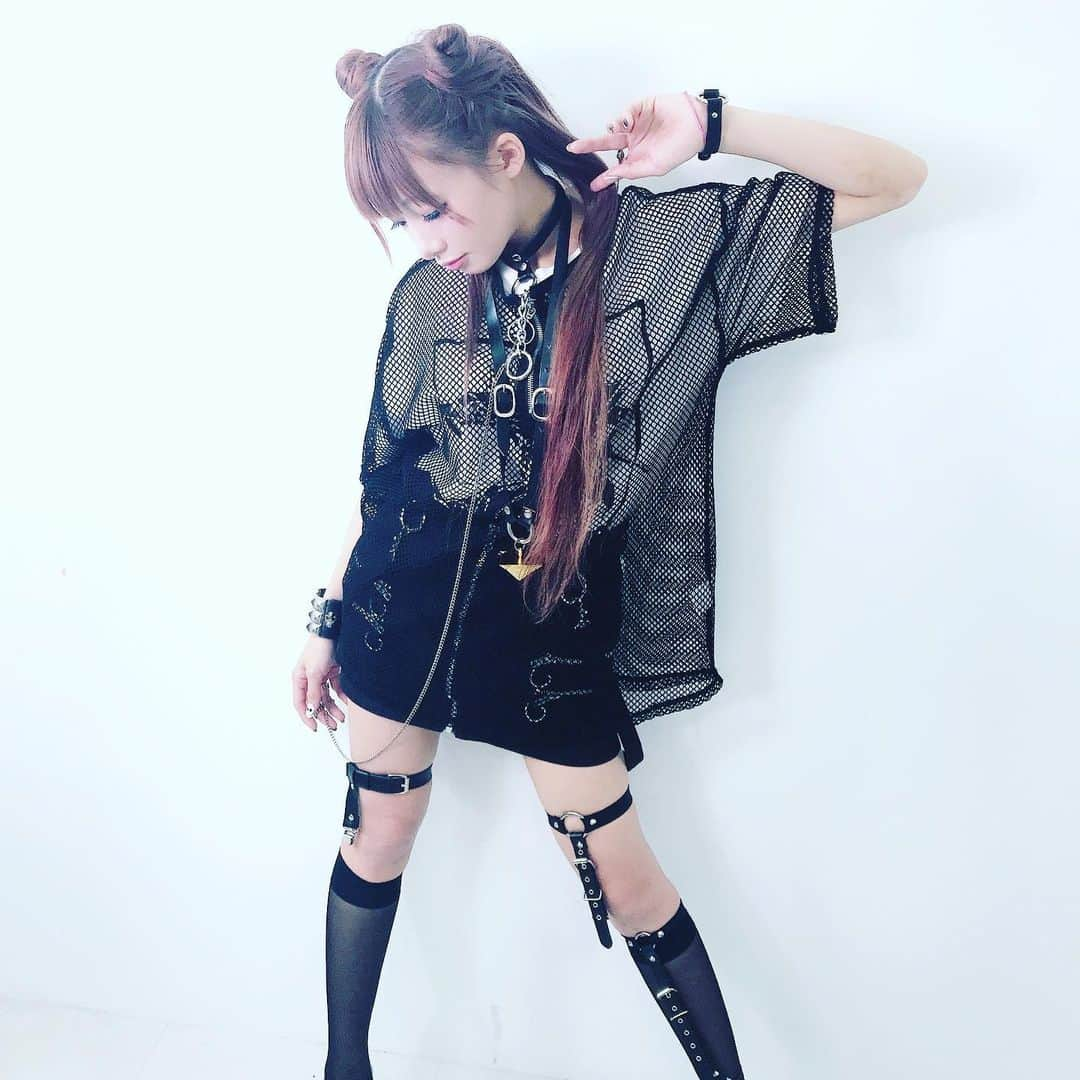 椎名ひかり（ひかりん）さんのインスタグラム写真 - (椎名ひかり（ひかりん）Instagram)「#痛コーデ #遊戯王 #遊戯王コーデ #リッスンフレーバー #ヘルキャットパンクス #jeffreycampbell #devilish 【普段使いできる！！】 オシャレで、さりげない痛コーデです  好きなキャラといつでも一緒にいれる、痛ライフの参考にしてみてほしいDEATH！  ちなみにぴかりんの本命はユベルと十代だよ！！ いろいろなキャラをコーデのお手本としてやているシバシマタレヨ  YouTubeにも痛コーデ載せてってます☆シバシマタレヨ」6月13日 23時50分 - pikarin_shiina