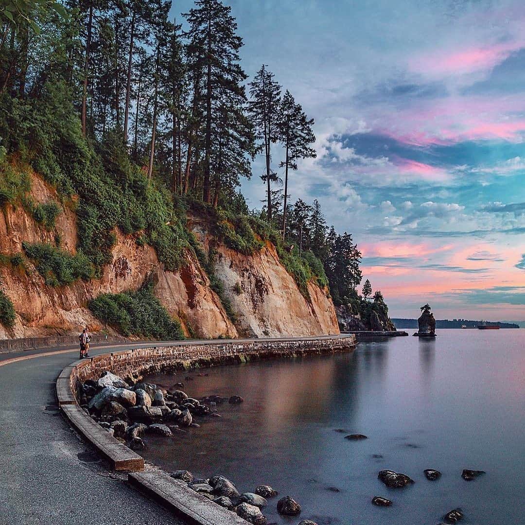 Explore Canadaさんのインスタグラム写真 - (Explore CanadaInstagram)「“A good place to practice gratitude.” We couldn’t agree more! Voted one of the best parks in the world, Stanley Park is must-visit on our west coast. Did you know that the Stanley Park Seawall is part of the world's longest uninterrupted waterfront path? The 28-km seaside greenway stretches from the downtown Vancouver Convention Centre to Spanish Banks Park and is conveniently divided into one path for walkers and one for cyclists. #ExploreCanada 📷: @erikandersen 📍: @inside_vancouver, @hellobc . #veryvancouver #explorebc #stanleypark #vancouver」6月14日 0時03分 - explorecanada