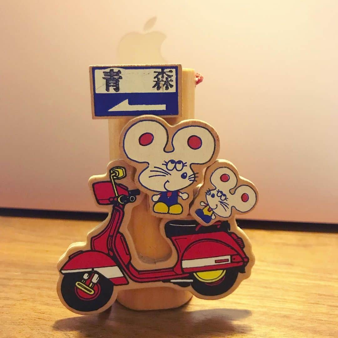 櫛引彩香のインスタグラム：「昔のペン立て🍎 #80年代」