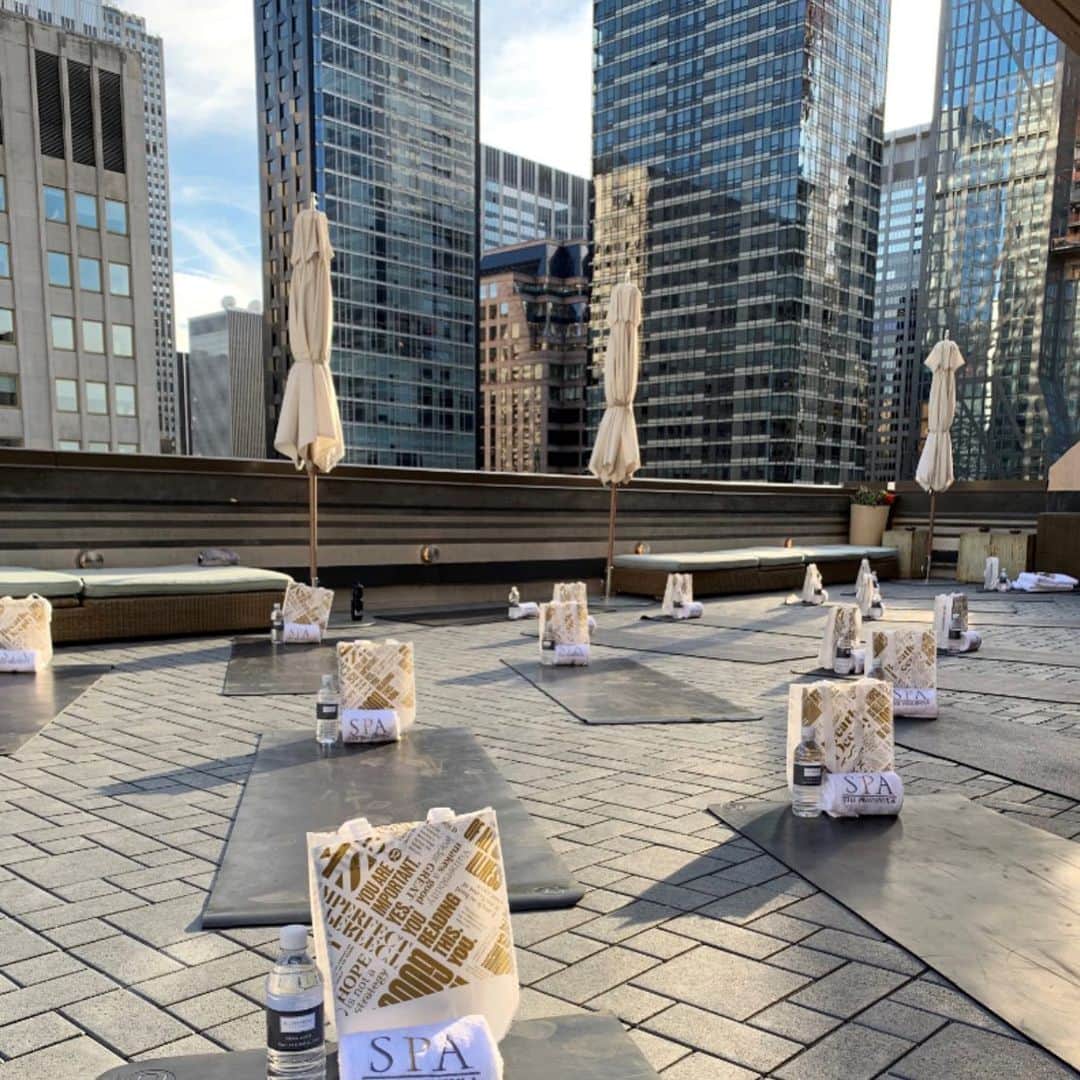 The Peninsula New Yorkさんのインスタグラム写真 - (The Peninsula New YorkInstagram)「Last night we hosted a beautiful sunset yoga class in partnership with @lululemonnyc on The Spa’s Sun Terrace. Visit the link in our bio to learn how to become a Spa Member and enjoy special events like these.」6月14日 0時04分 - thepeninsulanyc