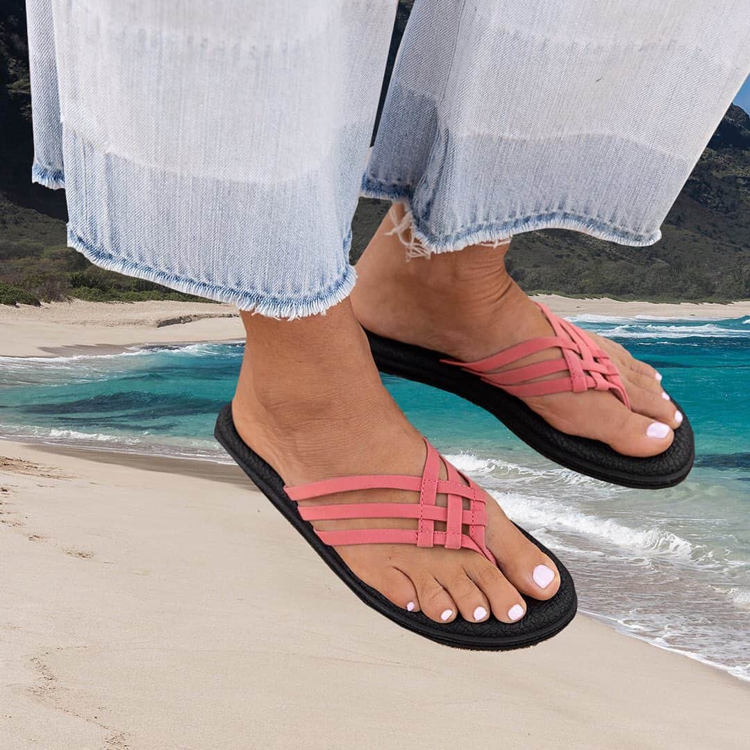 のインスタグラム：「Look out, here comes Yoga Salty. Slim summer sandals with crisscrossed bikini straps and footbeds made outta real yoga mat. #Sanuk #SmilePassItOn」