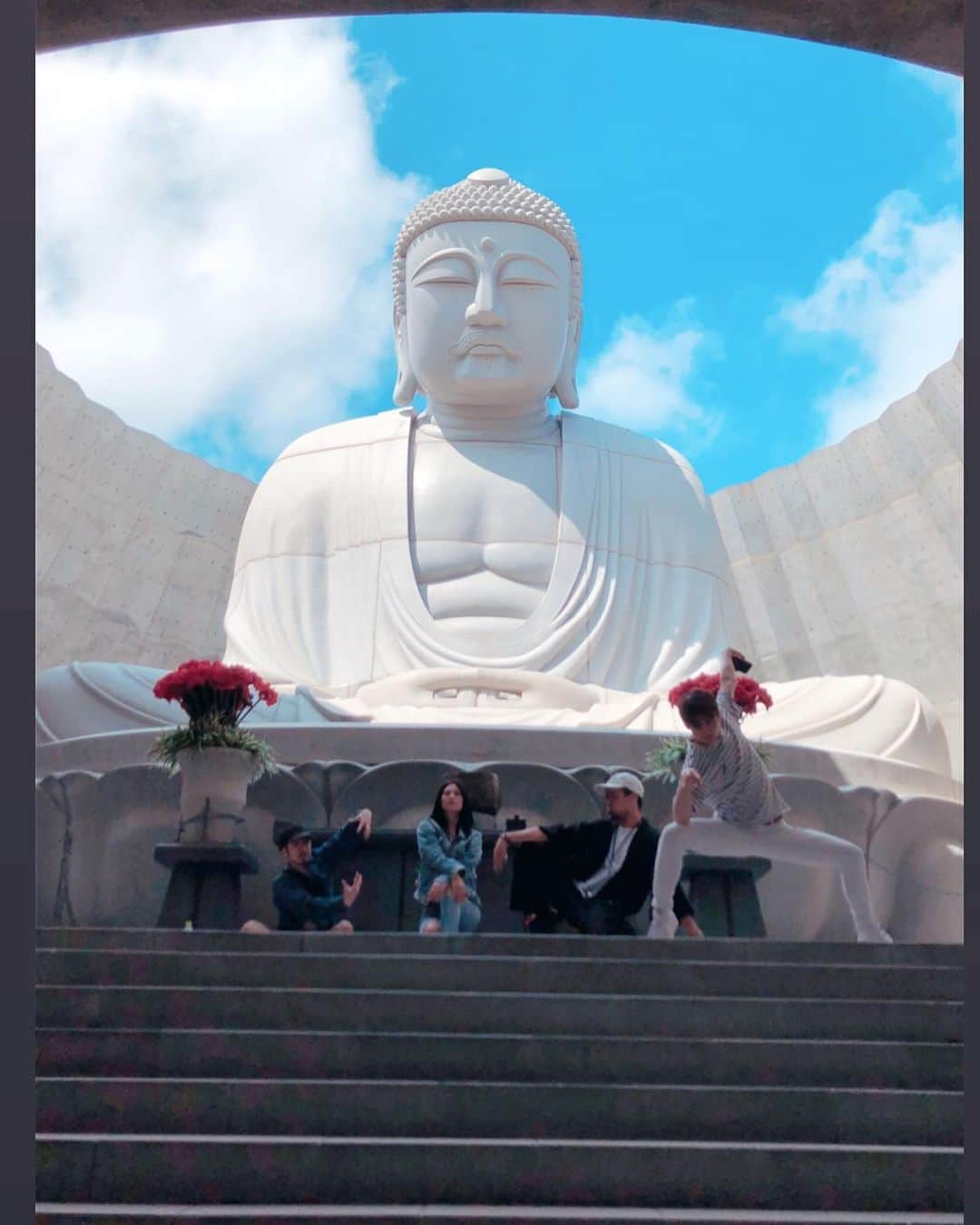 仲宗根梨乃さんのインスタグラム写真 - (仲宗根梨乃Instagram)「最近の”surprising moment” 1. Meeting Hill of the Buddha. We, performers tend to make any place PoSABle. ( with big respect🙏)」6月14日 0時07分 - rinokinawa