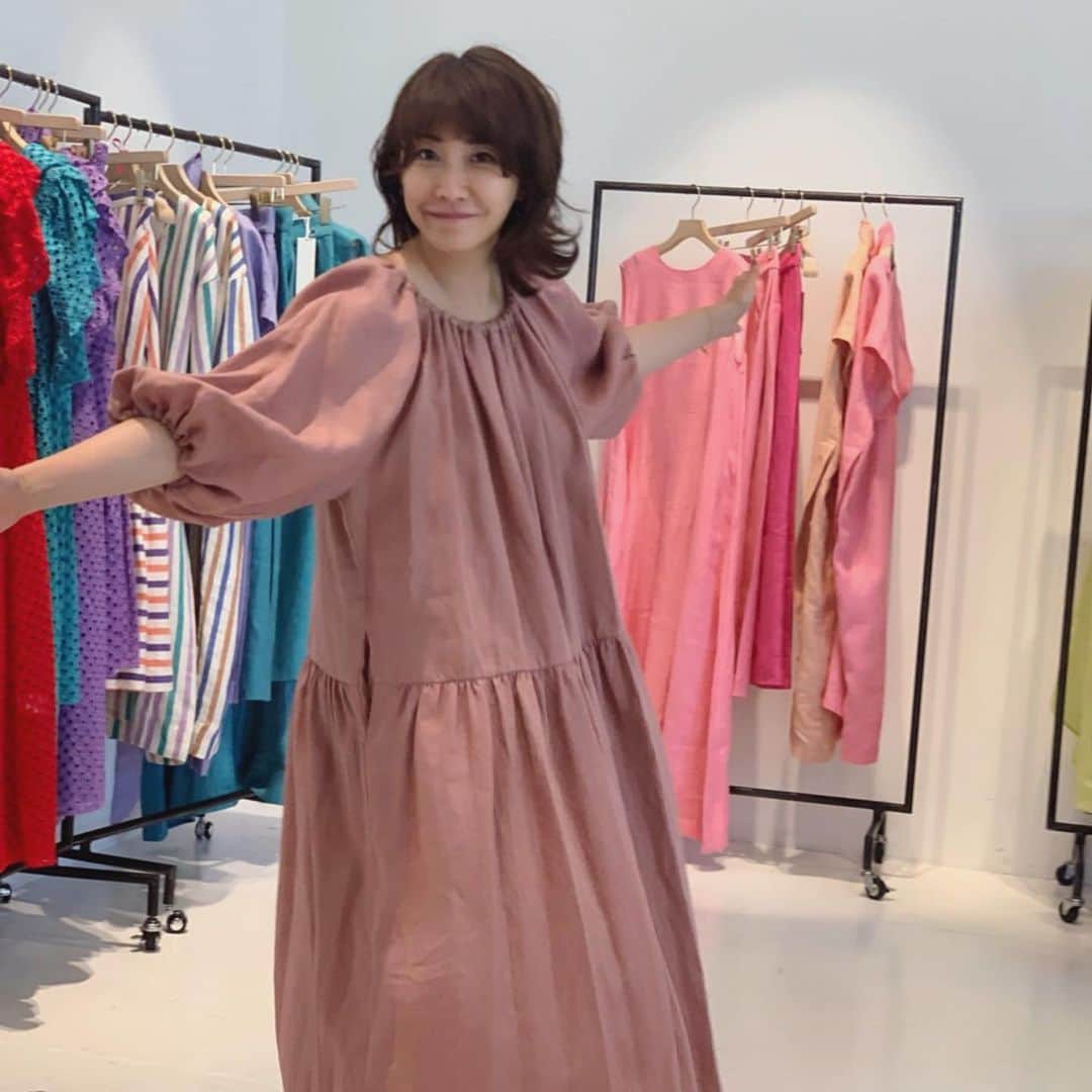 風間ゆみえのインスタグラム：「このドレスね、先ず色が好き。  みんながオフショルダーの美しい肩のラインで着こなしていたけど、私は、上半身、胸や腕ががっちり気味で似合わないだろうなぁ…と思いながらも何故か珍しく試着してみると、あれ？ 意外に肩が華奢に見えるじゃない😍 私のコンプレックスを上手に隠してくれる‼︎ 2色くらい欲しいなぁ。何も考えたくない朝に最高だわ😆✨ #yumie_k_style」