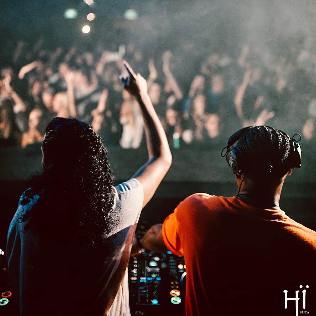 サネリー・ジェームズのインスタグラム：「Unbelievable vibe last night at the opening of our residency @hiibizaofficial with @arminvanbuuren. Thank you!! ♥️」