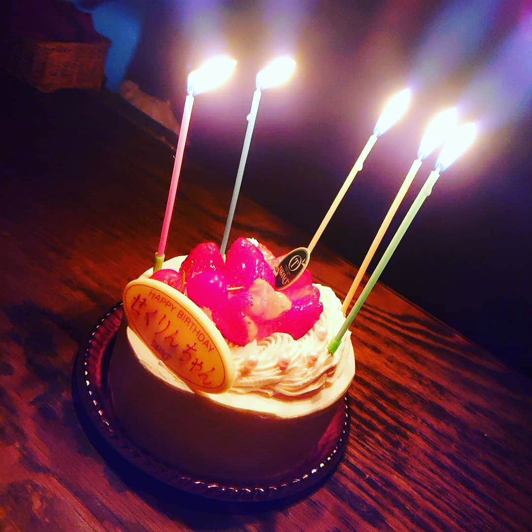 玉響桃乃のインスタグラム：「7年くらい仲良しだな～って思うとエモい。私の先生みたいな存在。 いま仲良くしてくれる人みんな5-7年前から仲良しですごい。 精神的に自立できてなくてごめんなさいとも思うしそれに向き合ってくれるのすごい。」